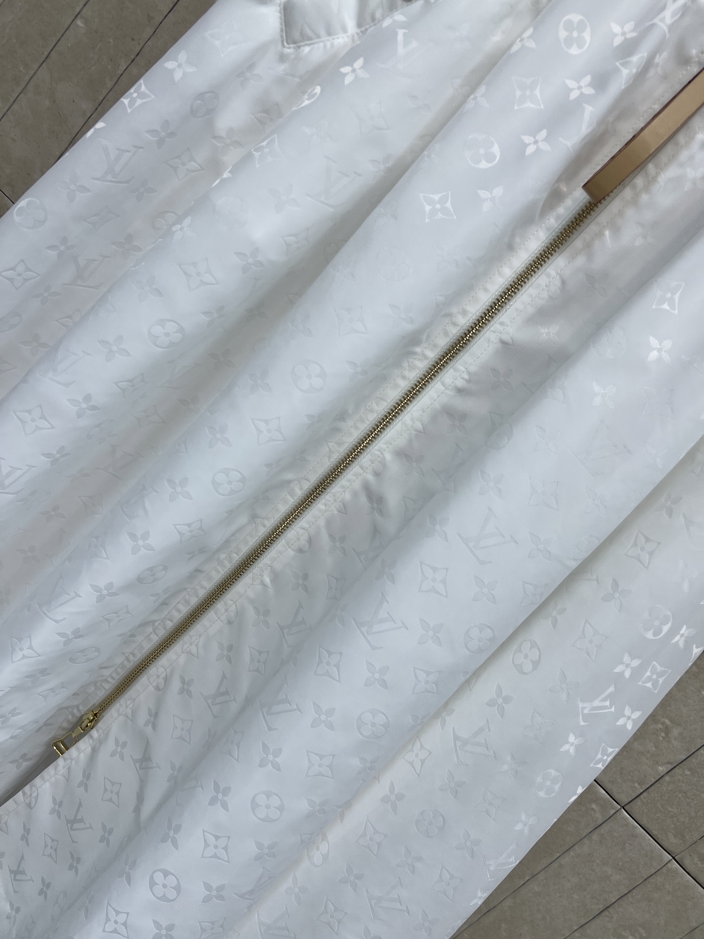 L家 26夏季新款 白色提花半裙 面料轻薄透气 通体满印暗纹不浮夸 松紧腰+前开金属长拉链 穿脱方便 两