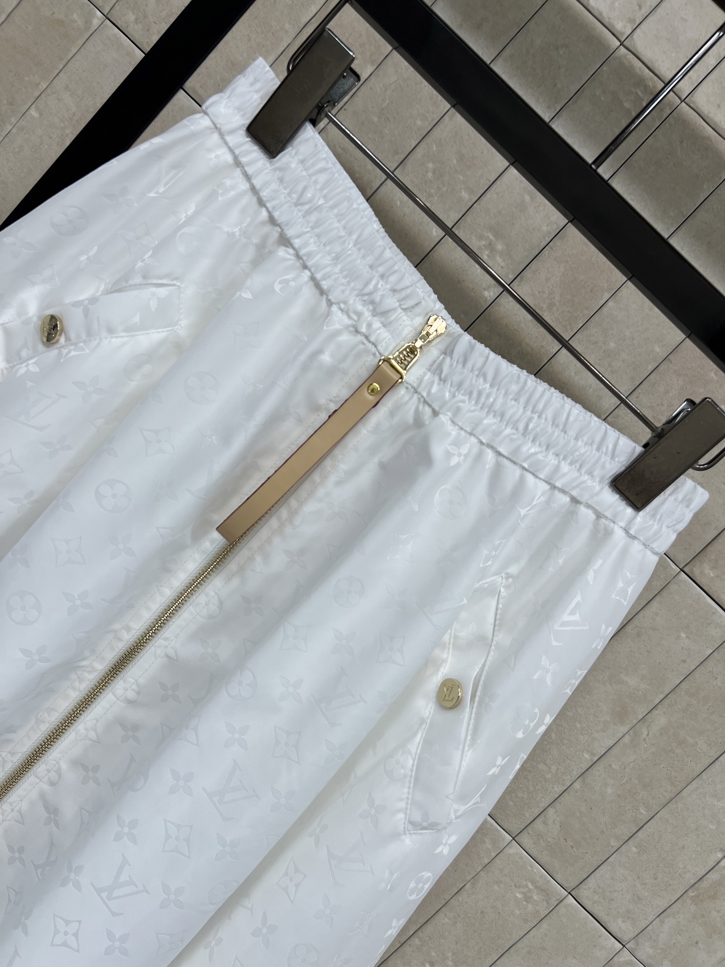 L家 26夏季新款 白色提花半裙 面料轻薄透气 通体满印暗纹不浮夸 松紧腰+前开金属长拉链 穿脱方便 两