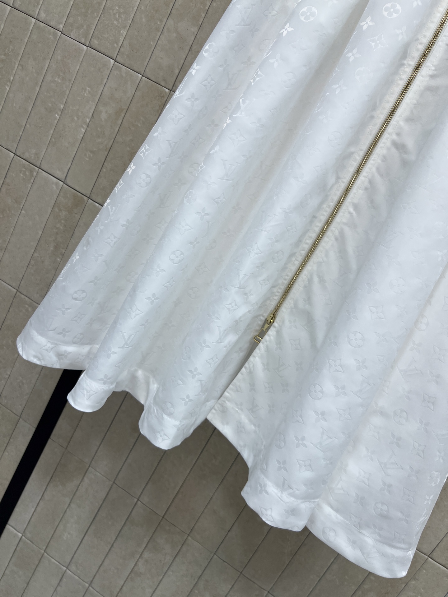 L家 26夏季新款 白色提花半裙 面料轻薄透气 通体满印暗纹不浮夸 松紧腰+前开金属长拉链 穿脱方便 两