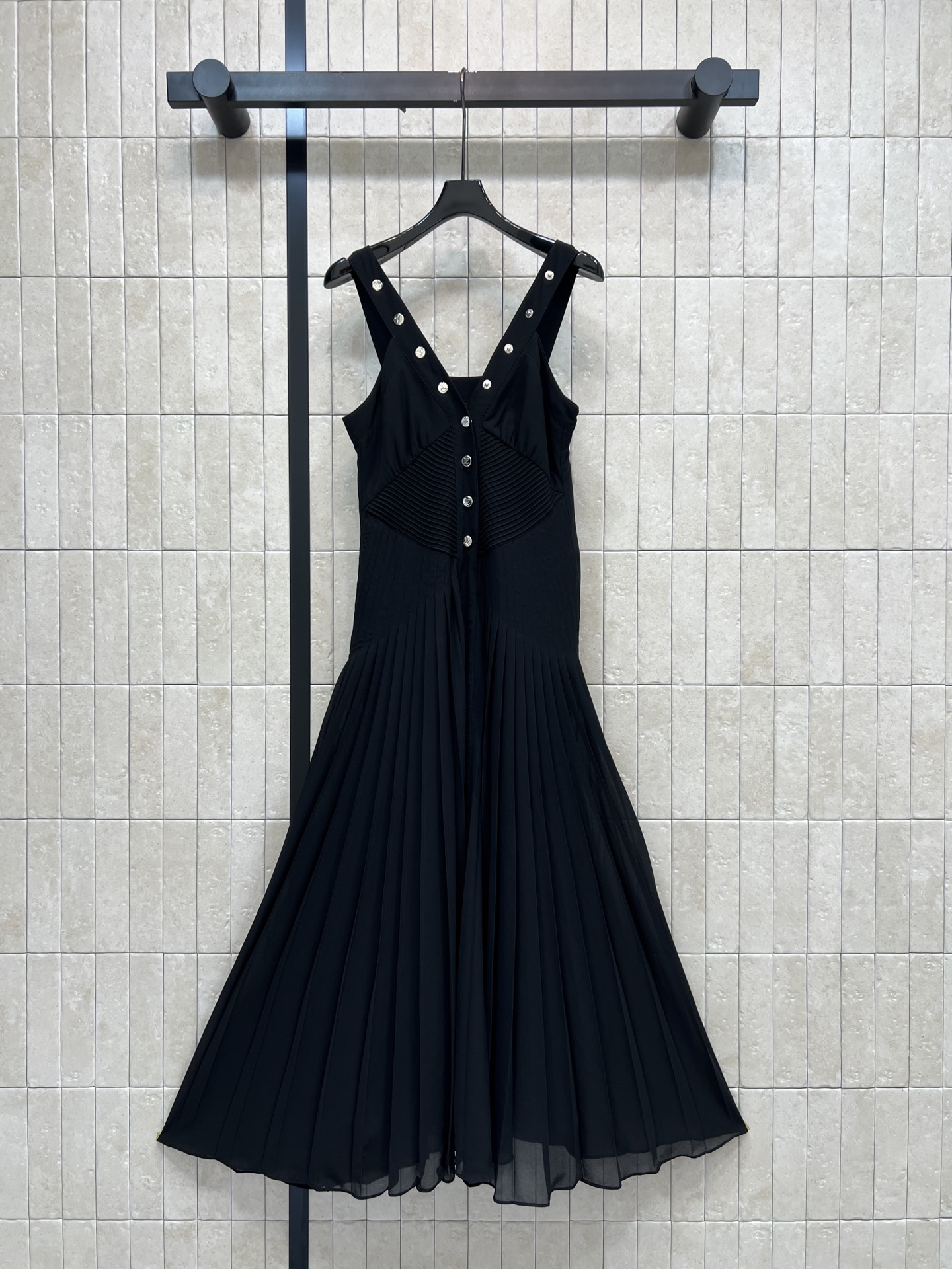 NO:890584,L's 26 new summer style waist suspender dress. The fabric is light and drapey. The fishbone pleats on the waist and abdomen are embellished with V-neck metal buckle details to break the dullness. The pleated skirt is elegant and elegant, hiding the flesh and making you look slimmer. You don't have to work hard to match it. It comes with an elegant filter when worn alone. It can be easily controlled in daily life or on vacation. Four sizes in one color, Size/S-M-L-XL,, louis vuitton, skirts,19860909L家 26夏季新款 收腰吊带连衣裙 面料轻盈 垂感飘逸 腰腹的鱼骨状收褶 V领金属扣细节点缀 打破沉闷 褶皱裙摆优雅又飘逸藏肉显瘦 不用费力搭配 单穿就自带优雅滤镜 日常或度假都能轻松驾驭 一色四码Size/S-M-L-XL,,louis vuitton,skirts,,Women's clothing