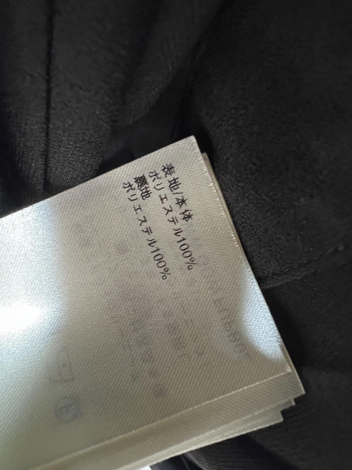 L家 26夏季新款 收腰吊带连衣裙  面料轻盈 垂感飘逸 腰腹的鱼骨状收褶 V领金属扣细节点缀 打破沉闷