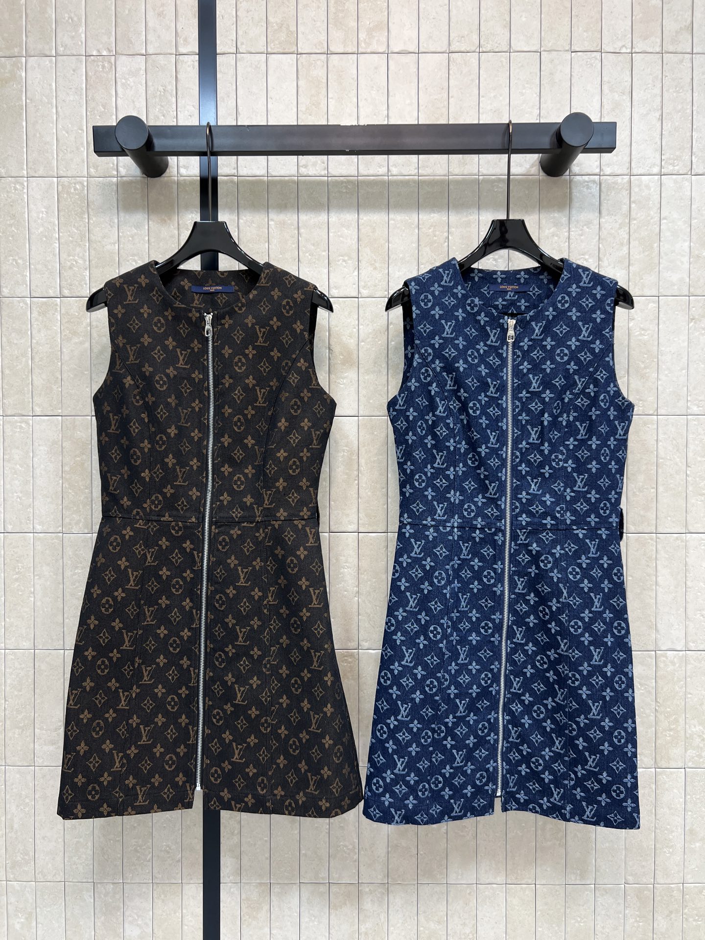 L家 26夏季新款 老花牛仔连衣裙 采用牛仔棉面料 抗皱有型 穿着舒适又透气 圆领无袖+前中全拉链 穿脱