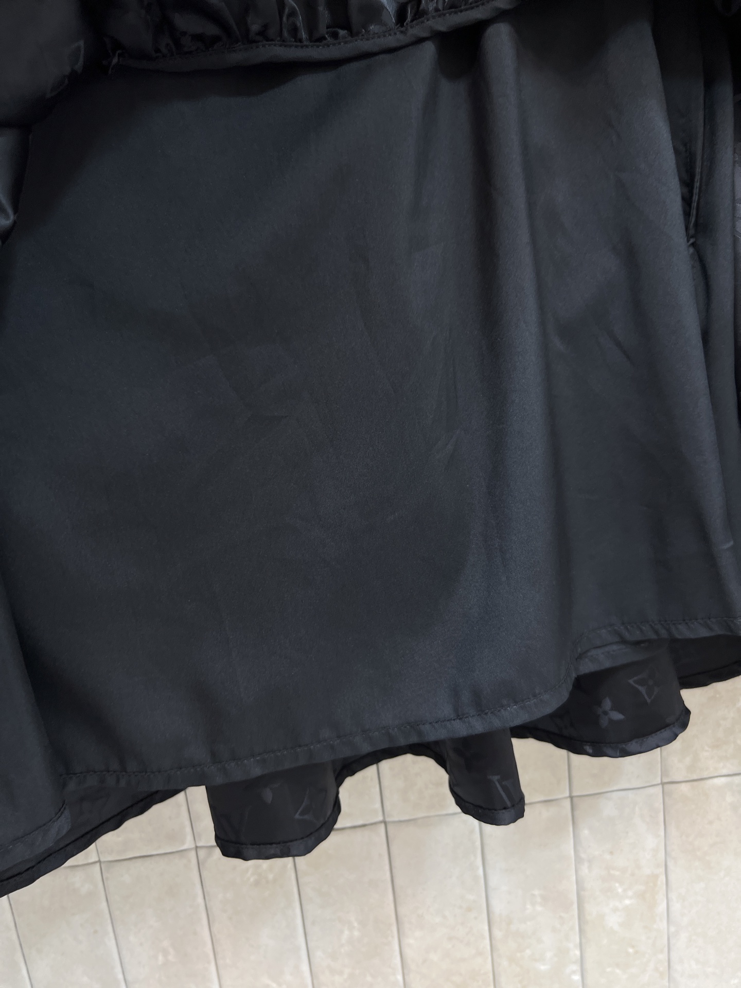 L家 26夏季新款 黑色老花连衣裙   经典logo暗纹低调又有辨识度 轻薄透气面料 夏天穿超透气 金属