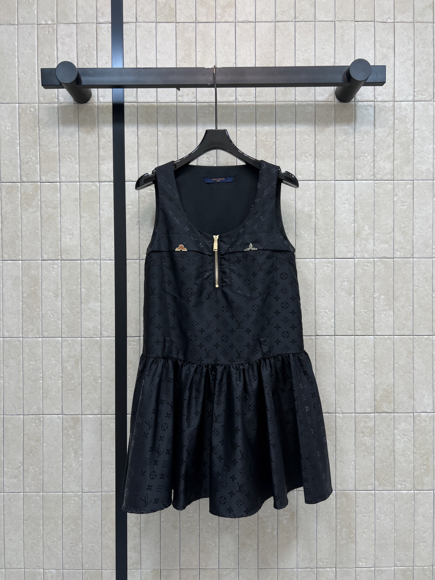 NO:890618,L's 26 new summer style black presbyopia dress with classic logo dark pattern is low-key and recognizable. Light and breathable fabric, super breathable for summer. Metal zipper + bow embellishment. Perfect details. Sweet and cool. The skirt is slightly fluffy. Modifies the figure. It can be easily managed in daily or light formal occasions. It goes well with high heels or sandals. Three sizes in one color. Size/S-M-L,, louis vuitton, sandals, high heels, skirts,19860909L家 26夏季新款 黑色老花连衣裙经典logo暗纹低调又有辨识度 轻薄透气面料 夏天穿超透气 金属拉链+蝴蝶结点缀 细节满分 甜美又酷飒 裙摆微蓬松 修饰身形 日常或轻正式场合都能轻松驾驭 搭配高跟鞋或凉鞋都很出彩 一色三码Size/S-M-L,,louis vuitton,sandals,high heels,skirts,,Women's clothing