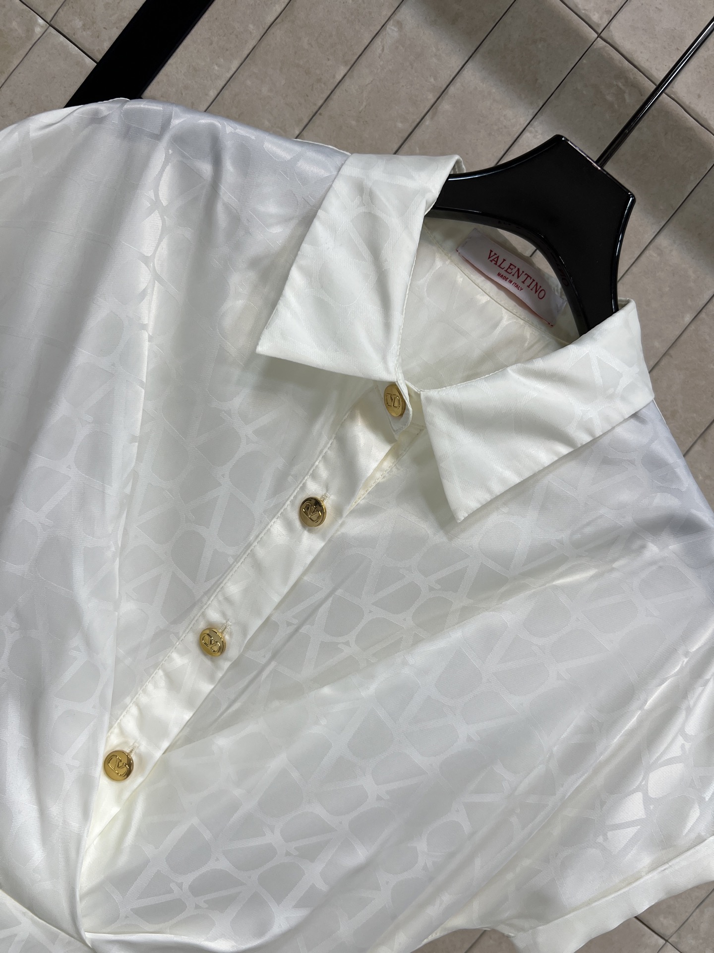 V家 26夏季新款 翻领衬衫连衣裙通体暗纹提花柔光细腻有质感 ▫️经典翻领盖袖设计 修饰手臂线条 得体大