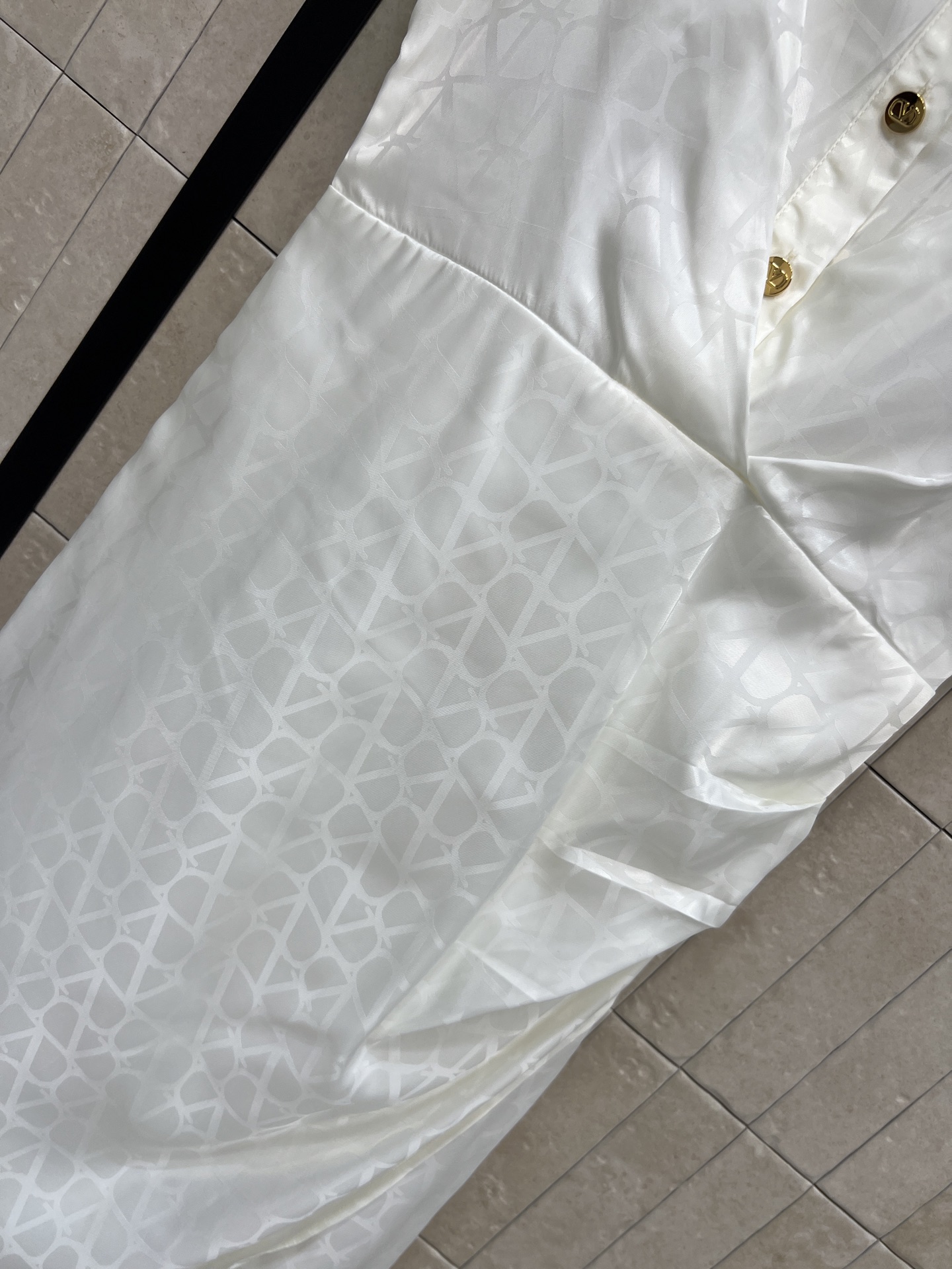 V家 26夏季新款 翻领衬衫连衣裙通体暗纹提花柔光细腻有质感 ▫️经典翻领盖袖设计 修饰手臂线条 得体大