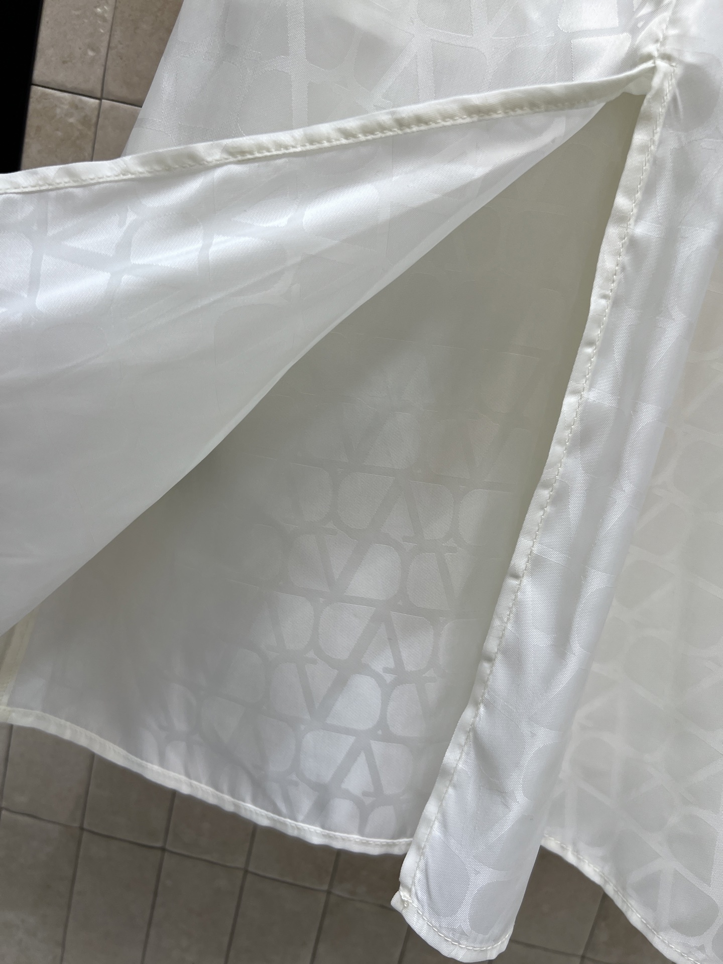 V家 26夏季新款 翻领衬衫连衣裙通体暗纹提花柔光细腻有质感 ▫️经典翻领盖袖设计 修饰手臂线条 得体大