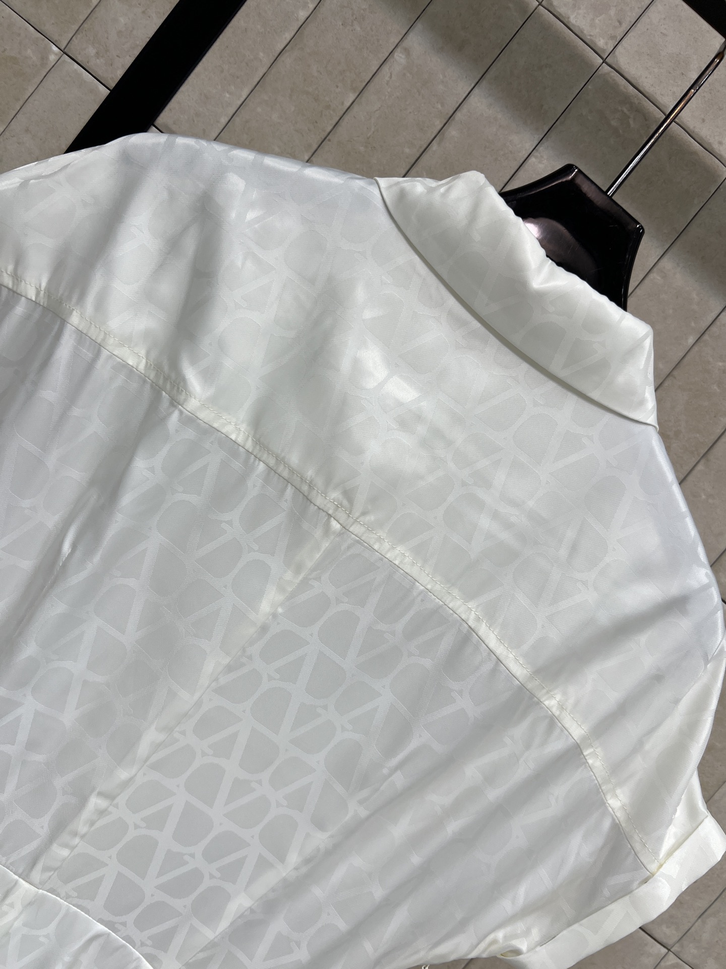 V家 26夏季新款 翻领衬衫连衣裙通体暗纹提花柔光细腻有质感 ▫️经典翻领盖袖设计 修饰手臂线条 得体大