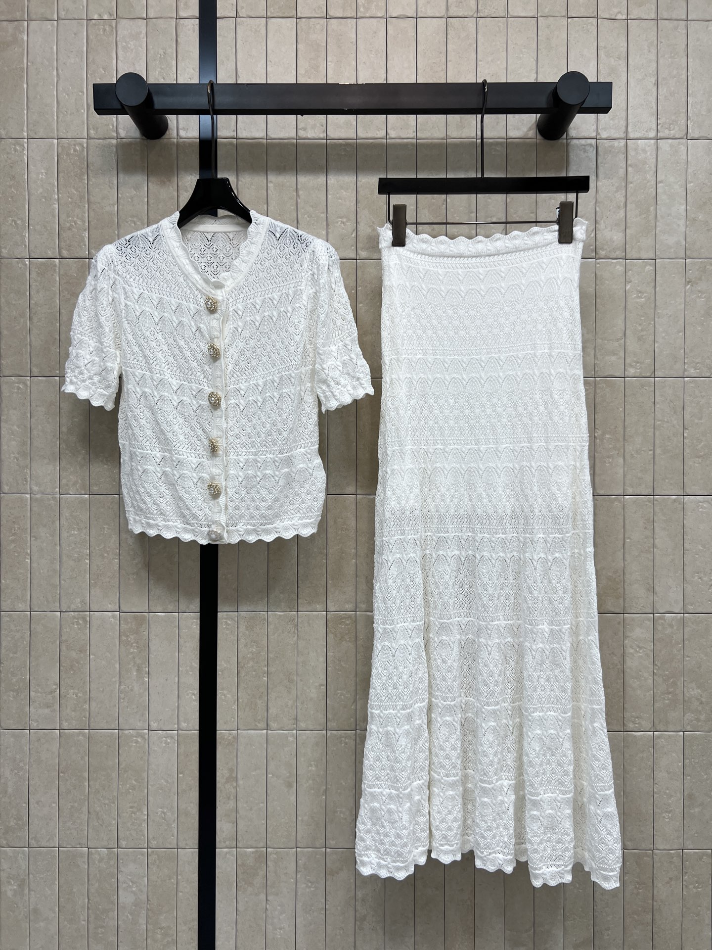 NO:890642,Tops, skirts, Self's 26 new summer style, white knitted suit, short-sleeved cardigan + fishtail skirt, round-neck lace short sleeves, exquisite diamond-button placket, short version to raise the waistline, high-waisted elastic waist, same-pattern fishtail hem, lining with the same color, non-transparent, breathable and not stuffy, suitable for single wear, split and match, one set saves the trouble of matching, gentle and clean  One color, three sizes, Size/S-M-L,, fendi, skirts, T-shirt,19860909上衣 半裙 Self家 26夏季新款 白色针织套装 短袖开衫+鱼尾半裙 圆领花边短袖 钻扣排门襟精致 短款版型拉高腰线 高腰松紧腰 同花纹鱼尾大摆 内里搭配同色衬里 不透肤 透气不闷 单穿 拆分搭配都适配 一套省去搭配烦恼 温柔干净 一色三码Size/S-M-L,,fendi,skirts,T-shirt,,Women's clothing
