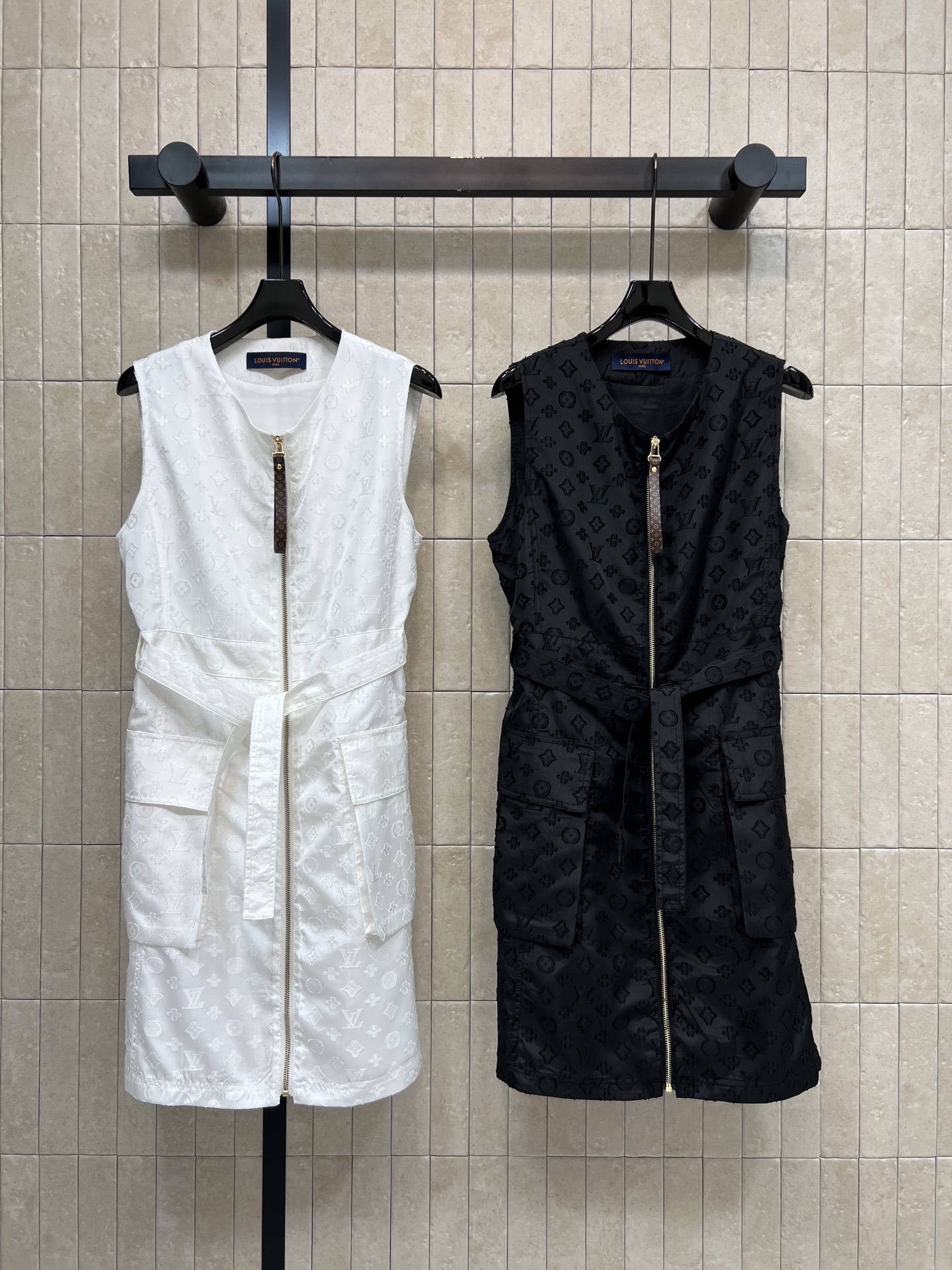 NO:890568,L's 26 new summer style presbyopic vest dress, classic dark pattern, low-key and not exaggerated, light and breathable fabric, mid-length front metal zipper, easy to put on and take off, comes with the same fabric waist strap, freely adjust the waistline to optimize the proportion, three-dimensional work clothes large pockets on both sides, light and breathable fabric, suitable for single wear or inner wear, one-stop outfit for commuting, three colors, Size/S-M-L,, louis vuitton, skirts,19860909L家 26夏季新款 老花背心连衣裙 经典暗纹低调不浮夸 面料轻薄透气 前中长款金属拉链 穿脱便捷 自带同面料收腰绑带 自由调节腰线优化比例 两侧立体工装大口袋 轻薄透气面料 单穿 内搭都适配 通勤出行一站式穿搭 两色三码Size/S-M-L,,louis vuitton,skirts,,Women's clothing