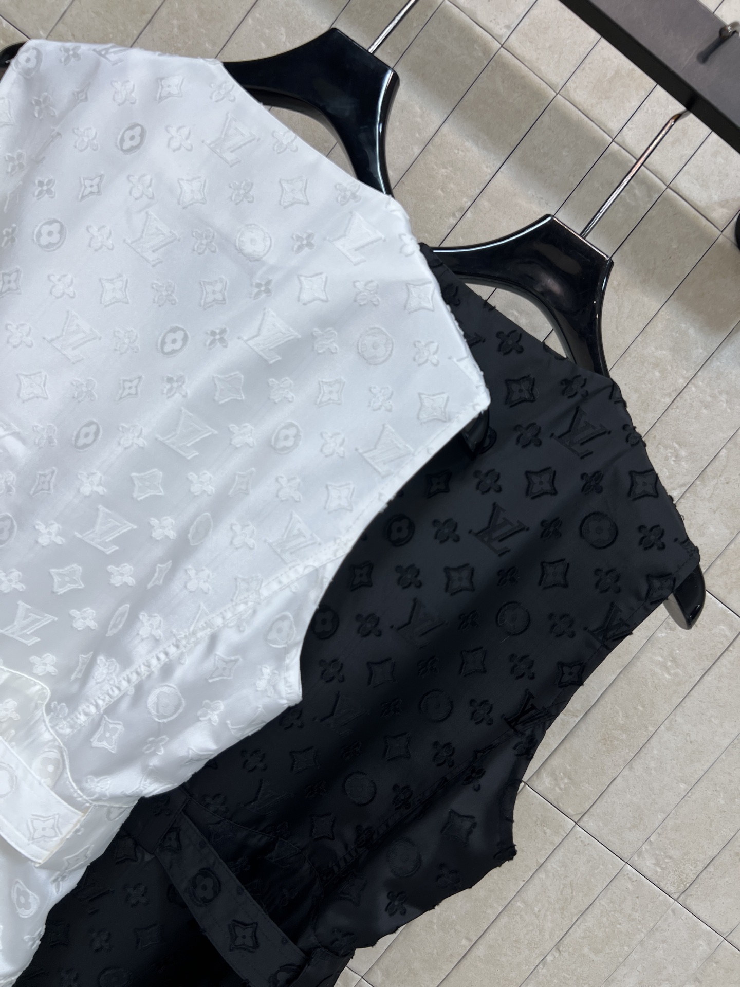 L家 26夏季新款 老花背心连衣裙  经典暗纹低调不浮夸 面料轻薄透气 前中长款金属拉链 穿脱便捷 自带