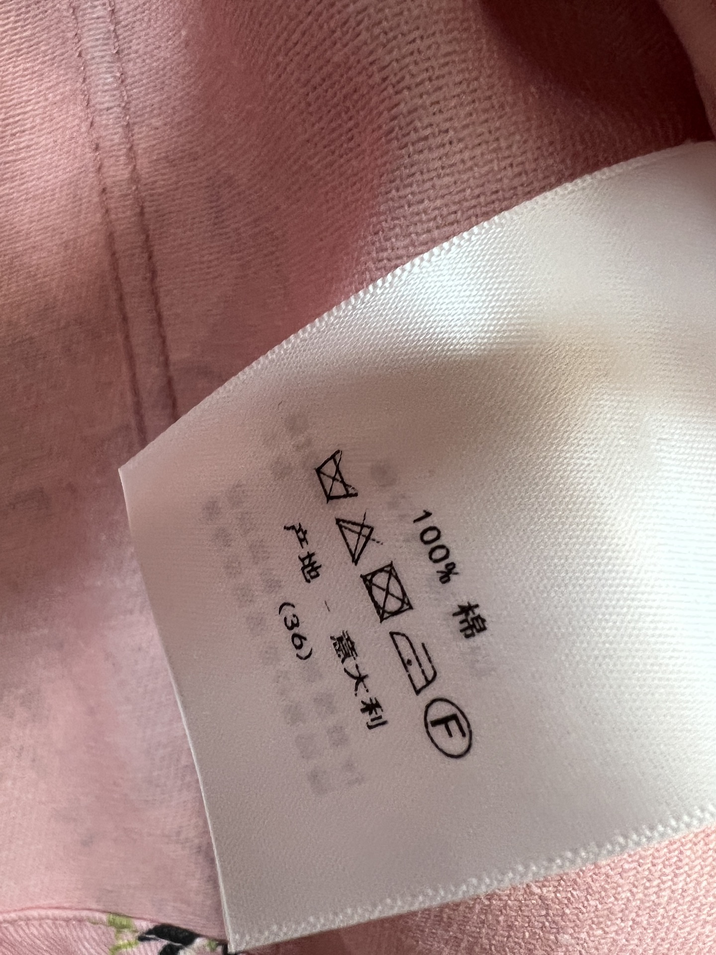 D家 26夏季新款 粉色印花牛仔外套 采用牛仔棉面料 挺括不软塌 短款翻领设计拉高腰线 双胸口袋 金属排