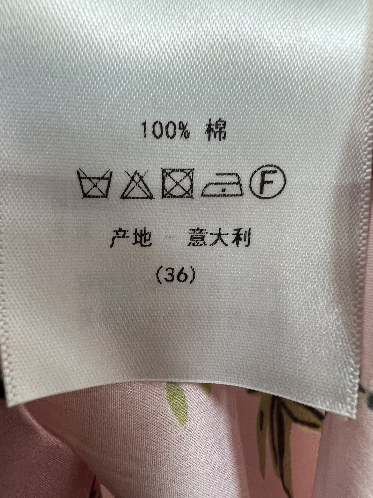 D家 26夏季新款 粉色印花连衣裙 采用棉质面料 夏天穿超透气 无袖立领剪裁 利落显肩颈线条 下摆褶皱荷