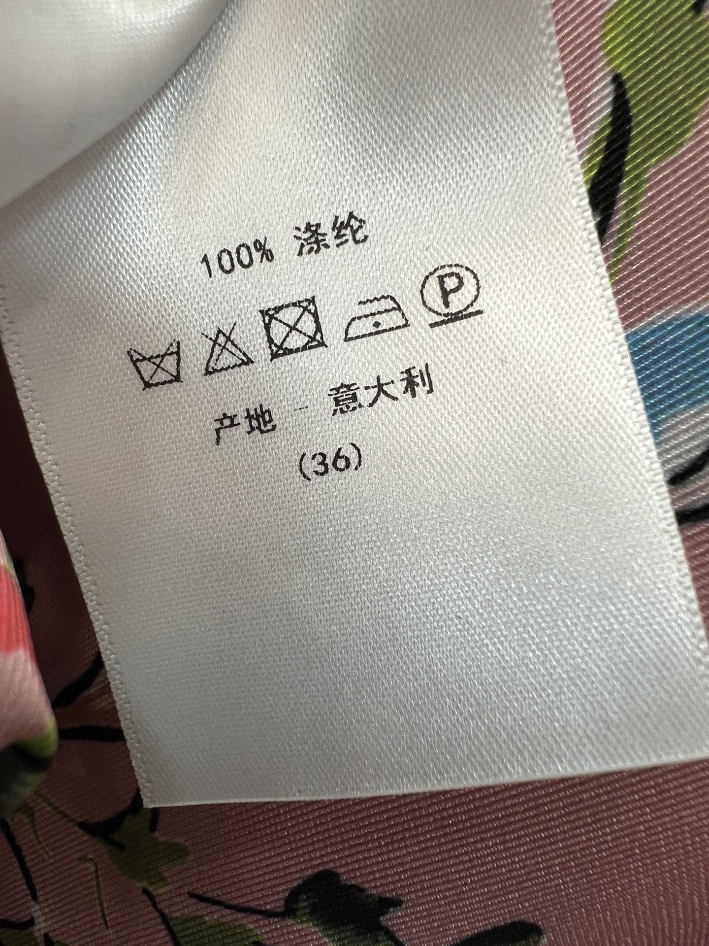 D家 26夏季新款 粉色印花连衣长裙 面料轻薄透气 立领半开襟衬衫版型 短袖修饰手臂 腰带自由调节 下摆