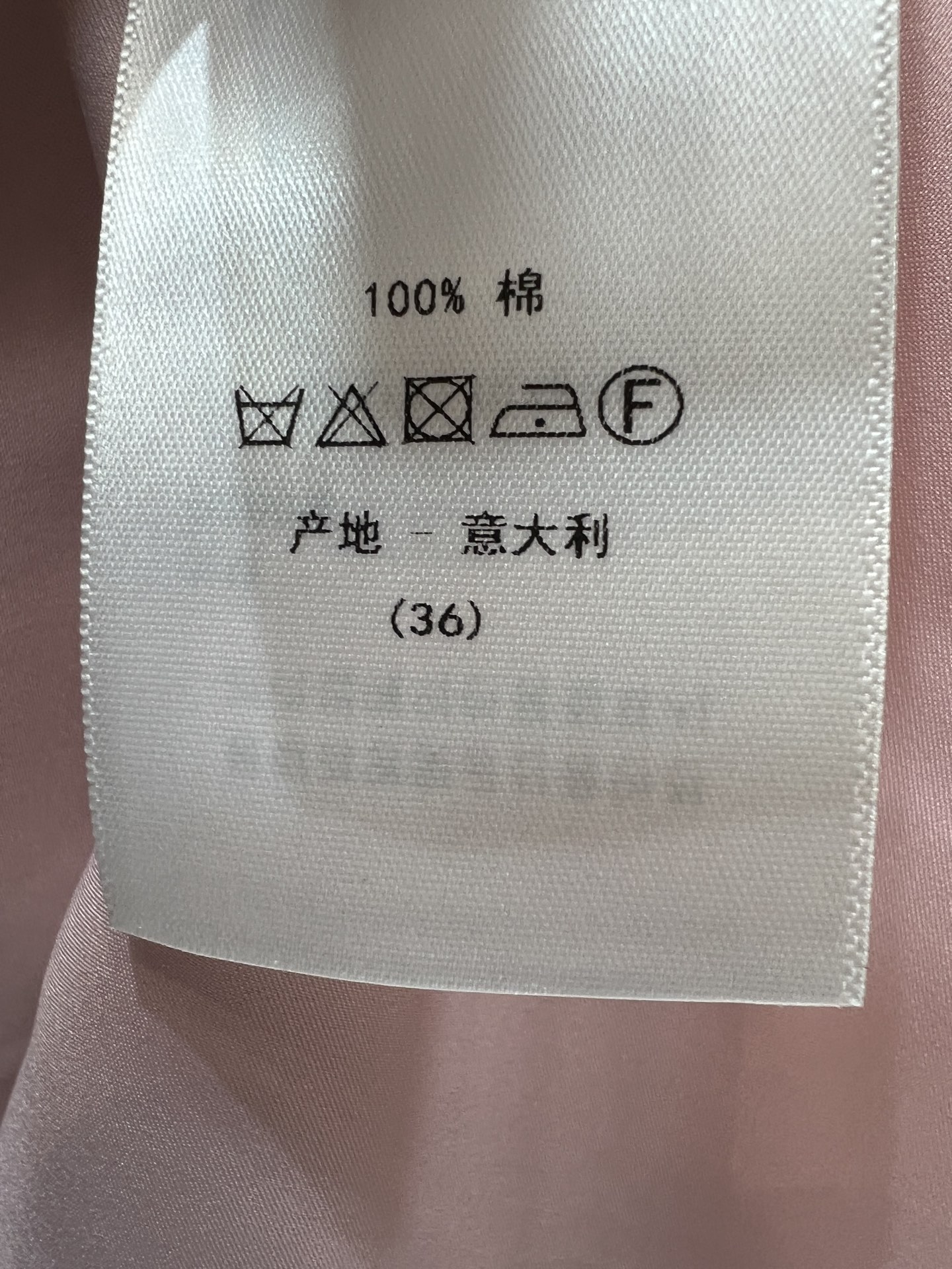 D家 26夏季新款 粉色印花吊带连衣裙 采用棉质面料 轻盈透气 方领+宽肩带设计 修饰肩线 腰带可自由调