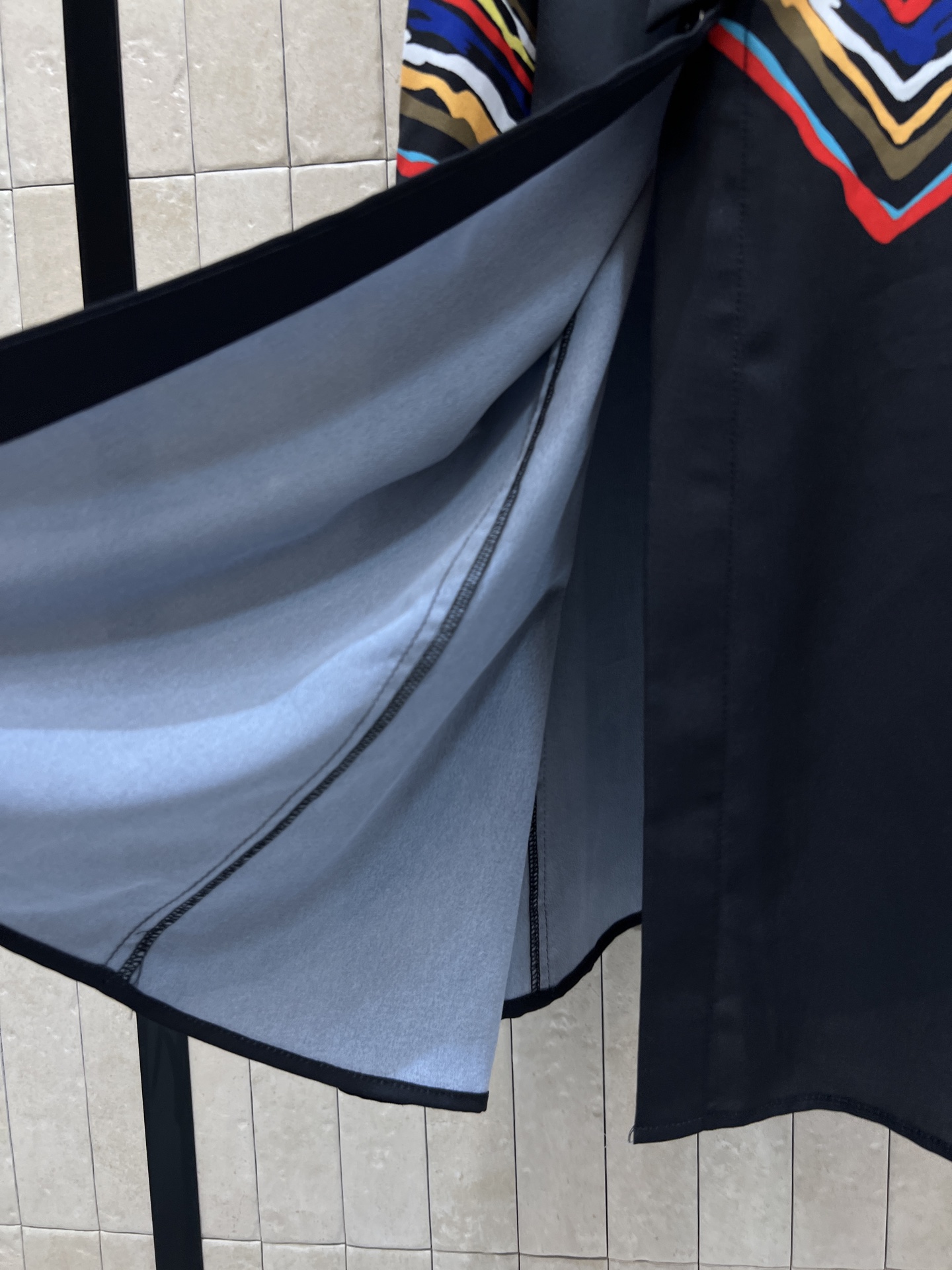 C家 26夏季新款 彩色印花连衣裙 黑色底色配彩色波浪条纹 夏日度假氛围感拉满 无袖+V领设计 腰部系带
