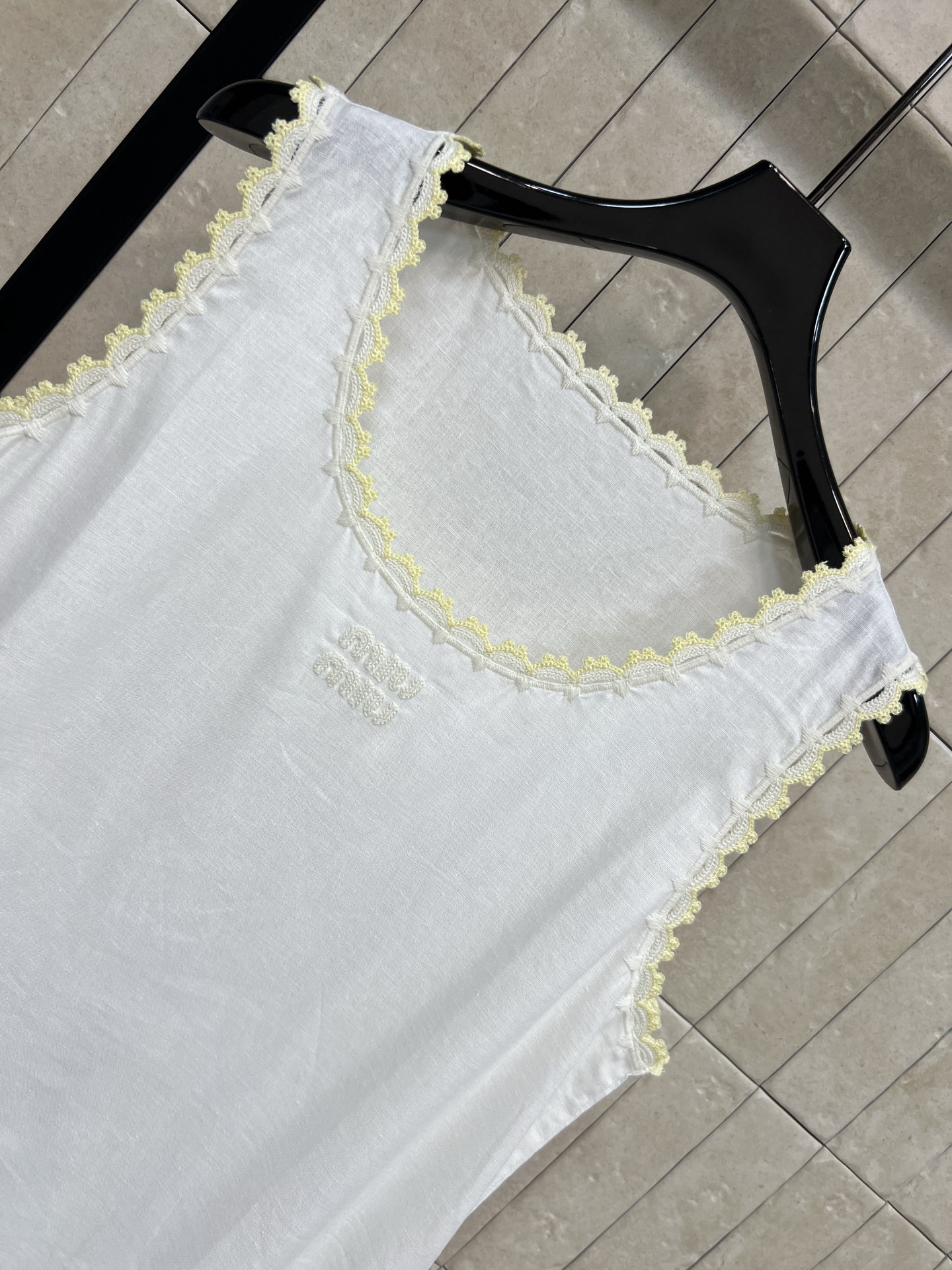 MIU家 26夏季新款 花边无袖背心裙 棉麻混纺材质 轻盈透气超适合夏天 领口和下摆的浅黄蕾丝花边 复古