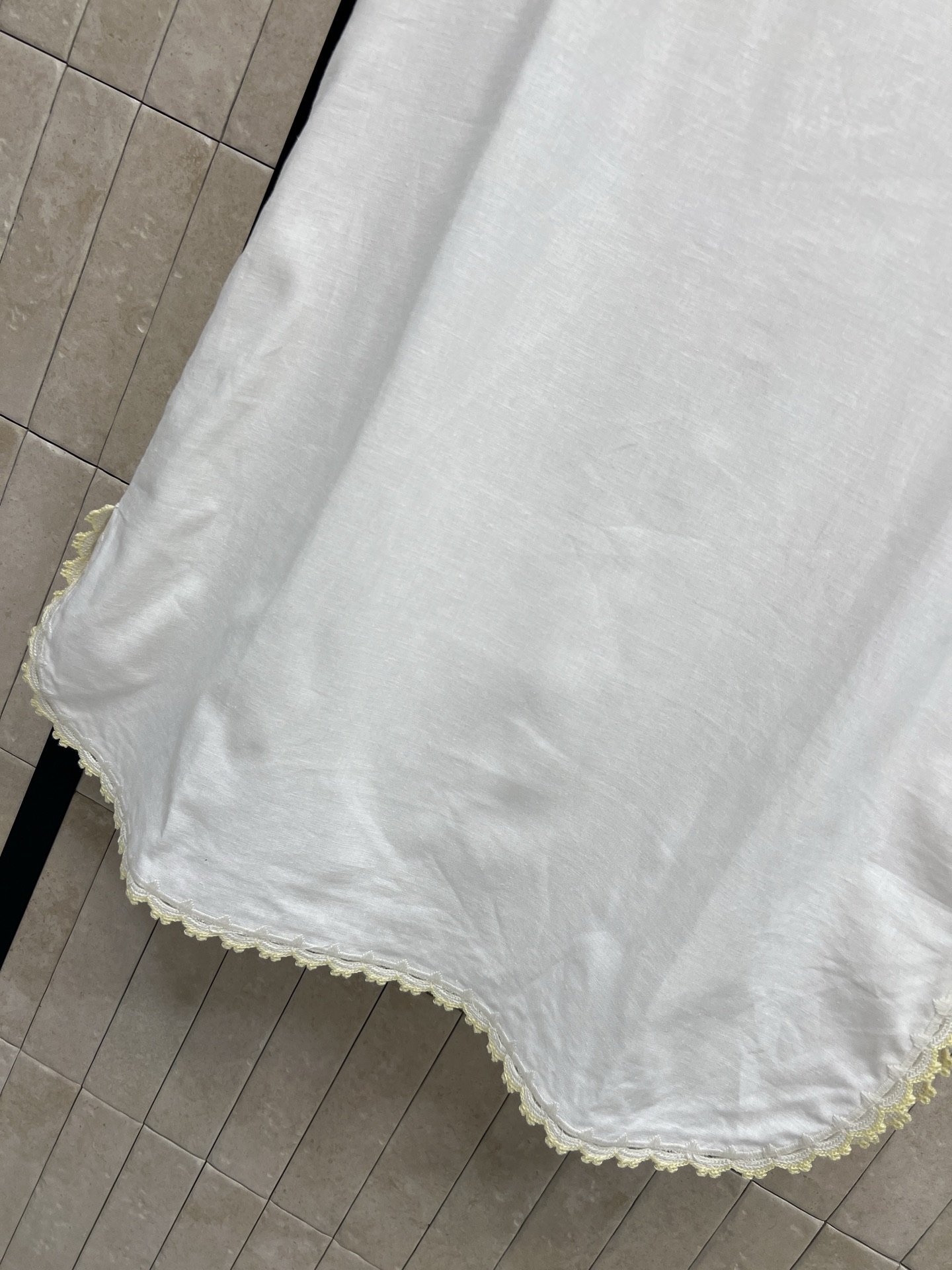 MIU家 26夏季新款 花边无袖背心裙 棉麻混纺材质 轻盈透气超适合夏天 领口和下摆的浅黄蕾丝花边 复古