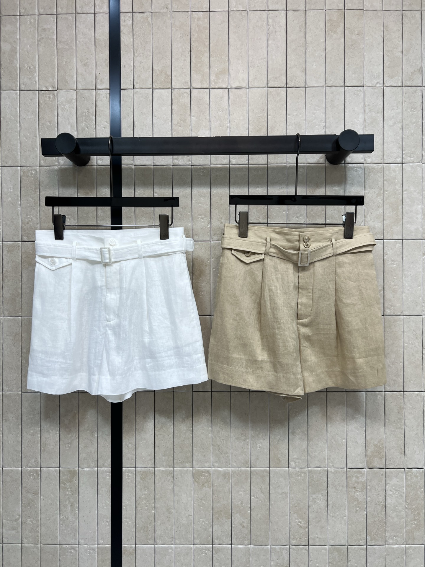 26夏季新款 亚麻高腰短裤 采用亚麻材质 透气又吸湿 夏天穿超舒服 高腰+腰带设计 修饰腰线 显瘦又显高