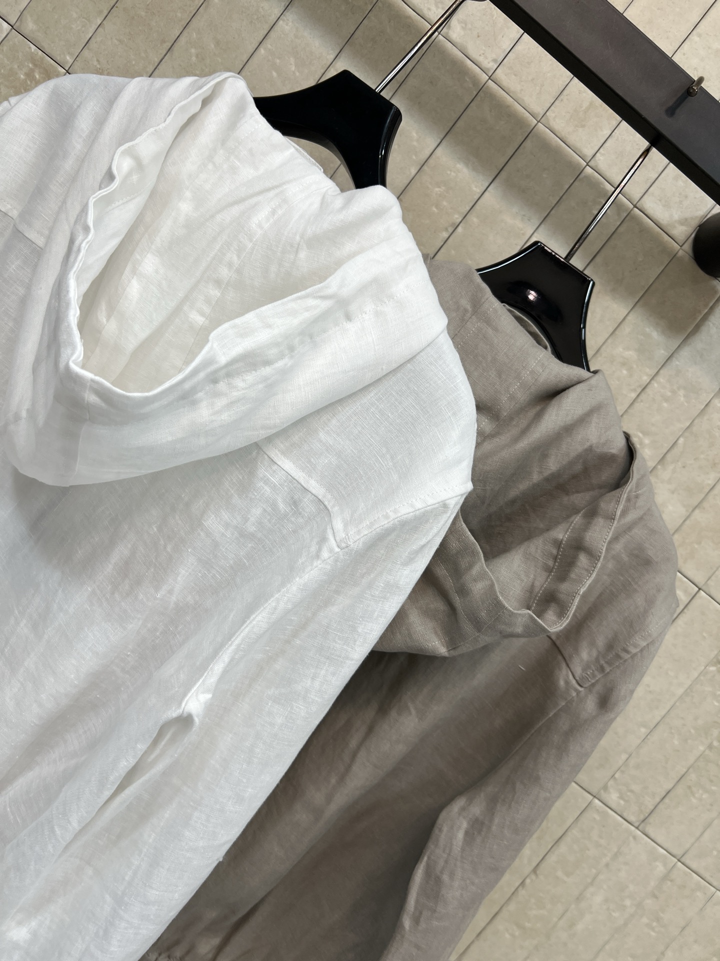 26夏季新款 亚麻连帽外套 采用高品质亚麻 轻盈透气 穿着舒适 连帽抽绳 实用又有型 短款剪裁 下摆松紧