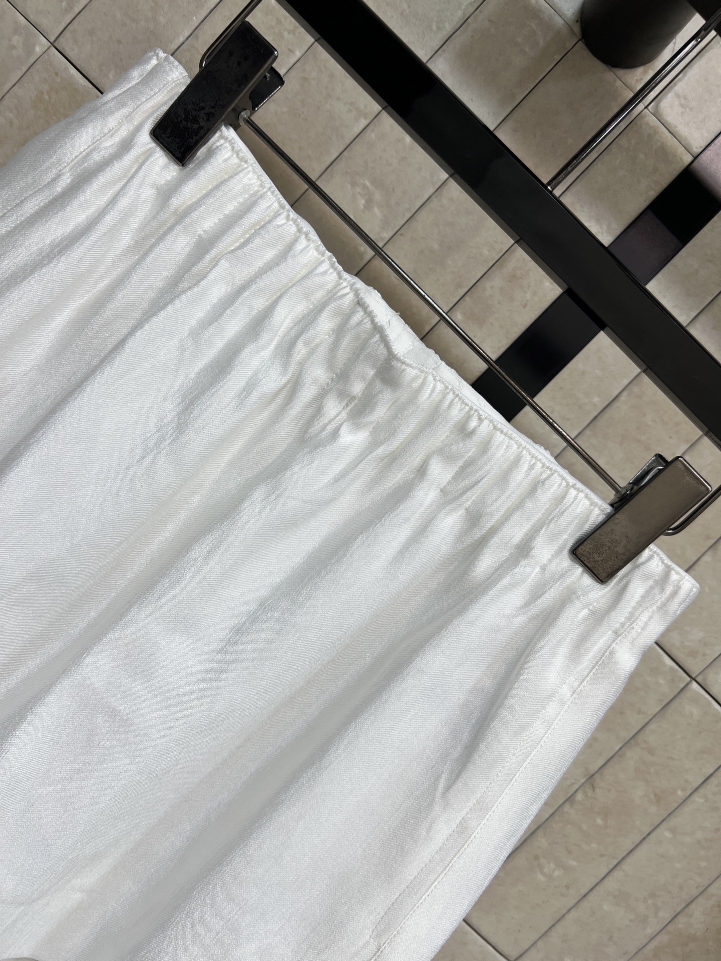 C家 26夏季新款 松紧腰短裤 自带柔光感的面料 垂坠感好 松紧抽绳腰头 无束缚不勒肉侧边小开衩剪裁 低