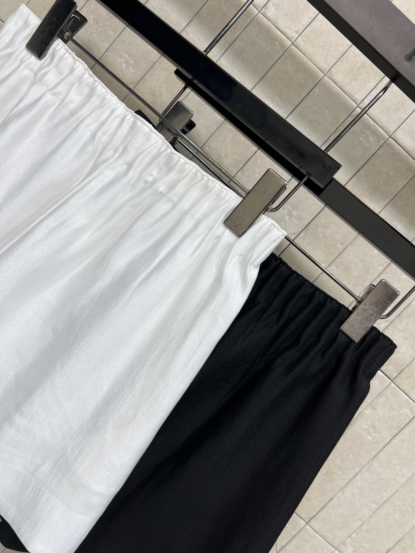C家 26夏季新款 松紧腰短裤 自带柔光感的面料 垂坠感好 松紧抽绳腰头 无束缚不勒肉侧边小开衩剪裁 低