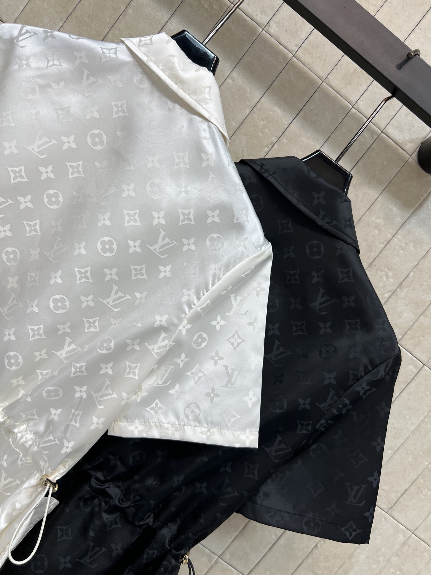 L家 26夏季新款 提花收腰连衣裙  挺括顺滑面料不易皱 柔光自带细腻光泽 短袖衬衫式剪裁+金属拉链 两