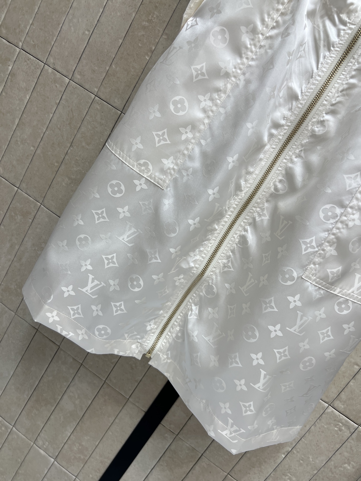 L家 26夏季新款 提花收腰连衣裙  挺括顺滑面料不易皱 柔光自带细腻光泽 短袖衬衫式剪裁+金属拉链 两