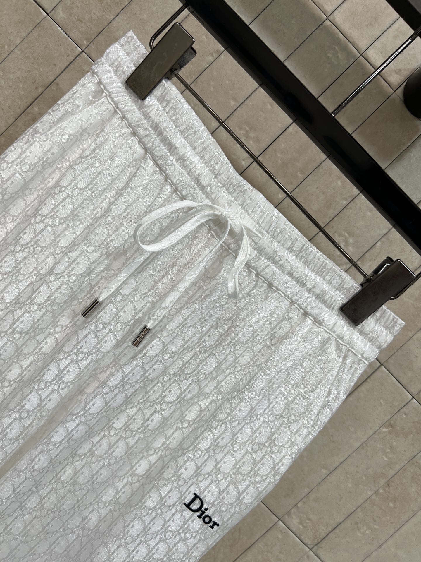 D家 26夏季新款 短袖提花套装 白色T恤+老花阔腿裤 白T柔软透气 撞色口袋刺绣标 简约低调 裤子自带