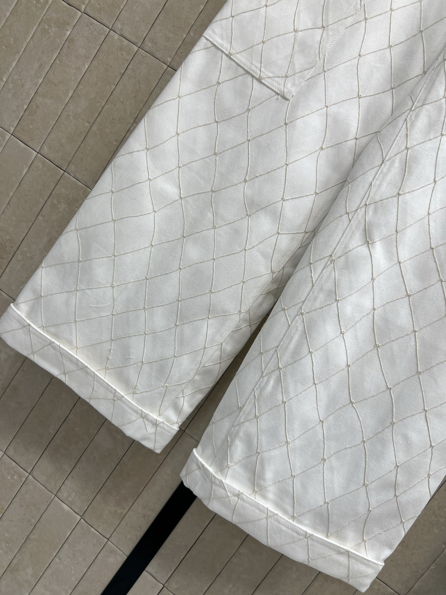 C家 26夏季新款 菱格纹牛仔长裤 垂顺耐磨棉质面料 立体菱格走线 自带设计肌理 双侧工装大口袋 金属扣