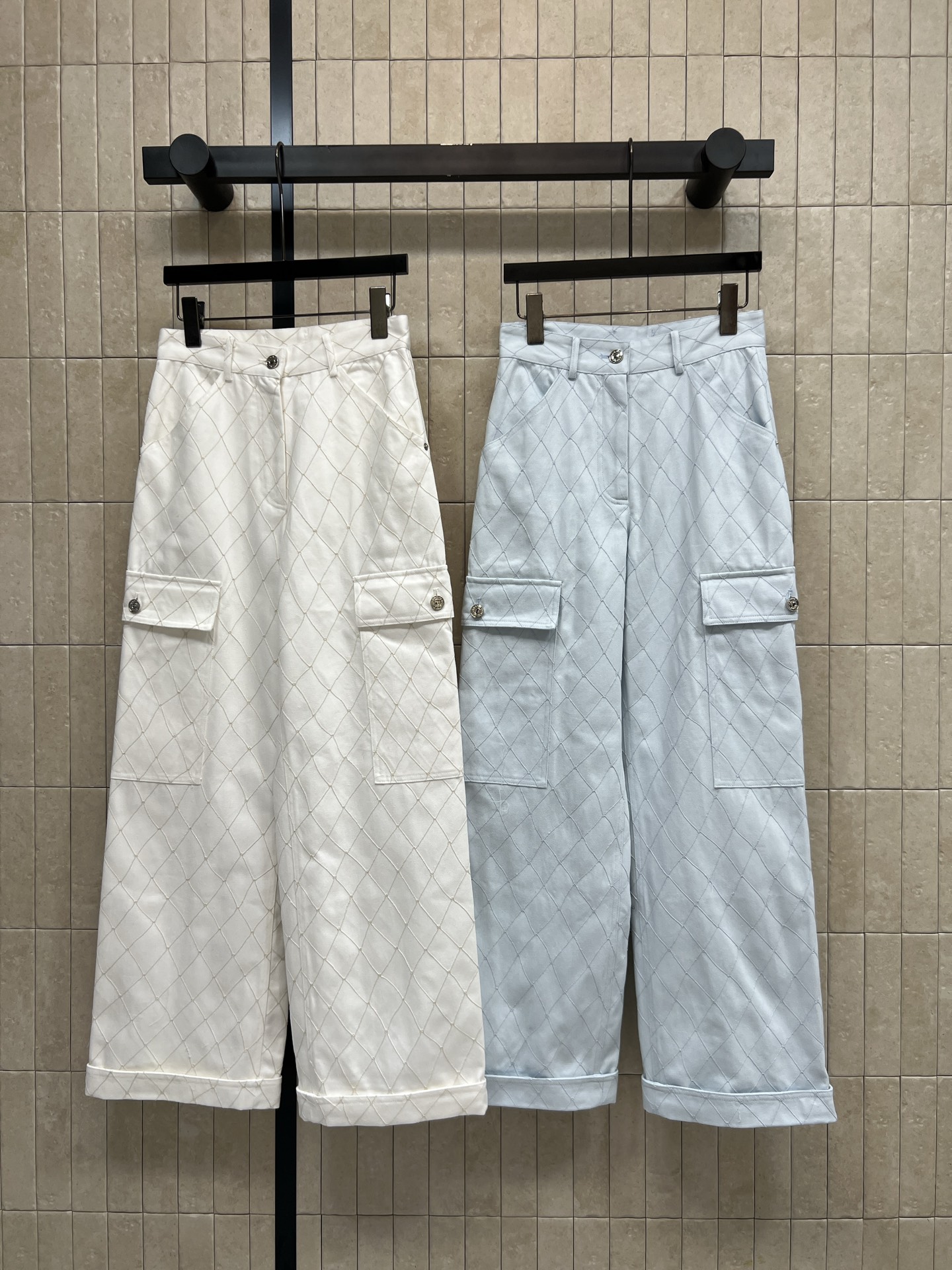 C家 26夏季新款 菱格纹牛仔长裤 垂顺耐磨棉质面料 立体菱格走线 自带设计肌理 双侧工装大口袋 金属扣