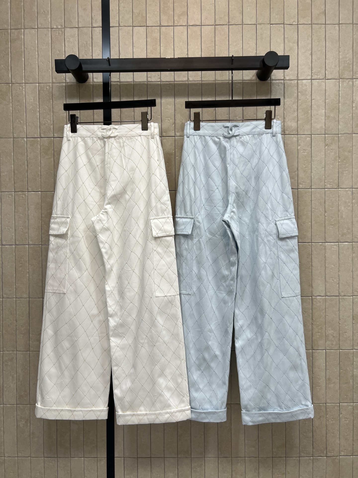 C家 26夏季新款 菱格纹牛仔长裤 垂顺耐磨棉质面料 立体菱格走线 自带设计肌理 双侧工装大口袋 金属扣