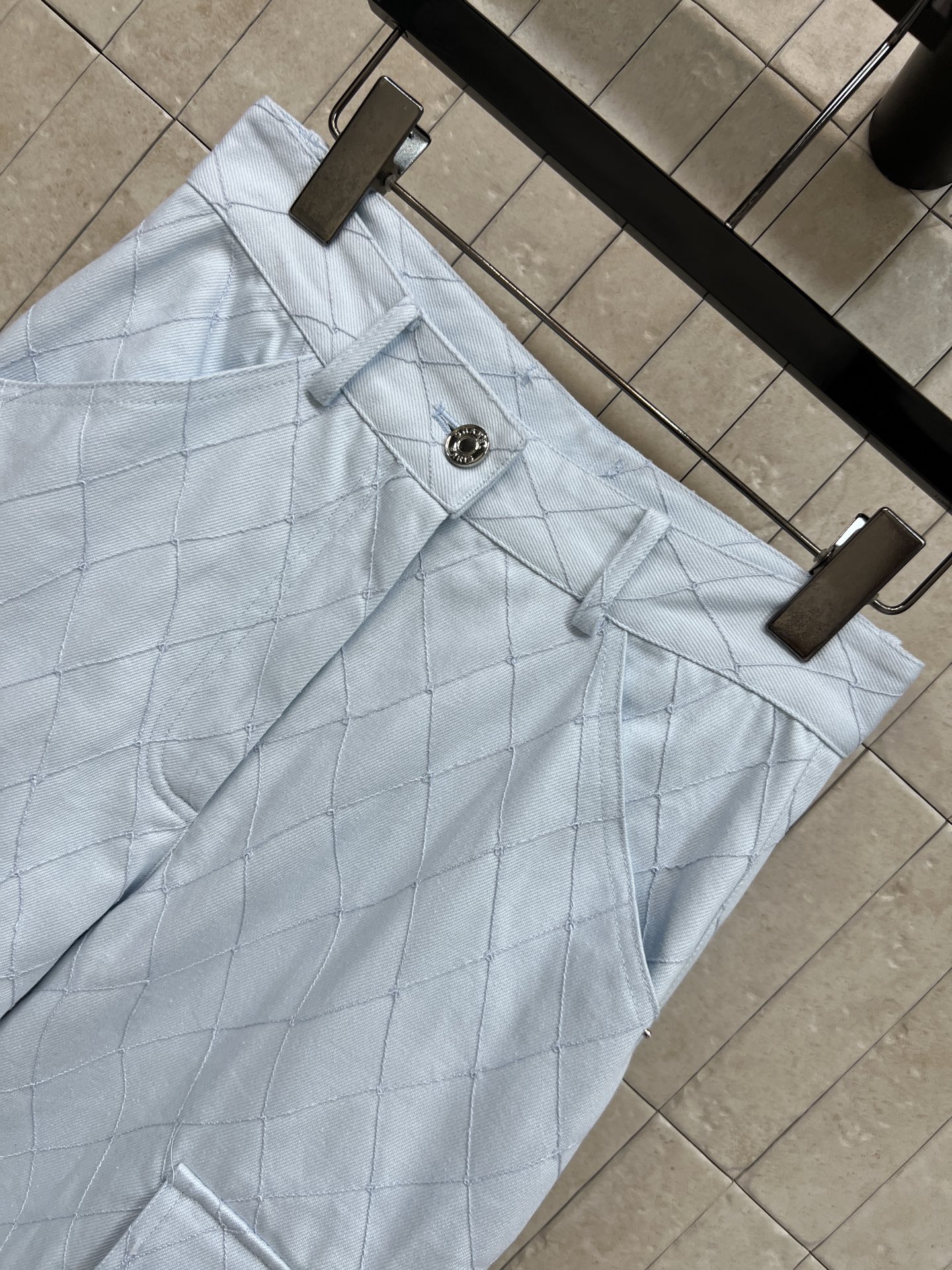 C家 26夏季新款 菱格纹牛仔长裤 垂顺耐磨棉质面料 立体菱格走线 自带设计肌理 双侧工装大口袋 金属扣