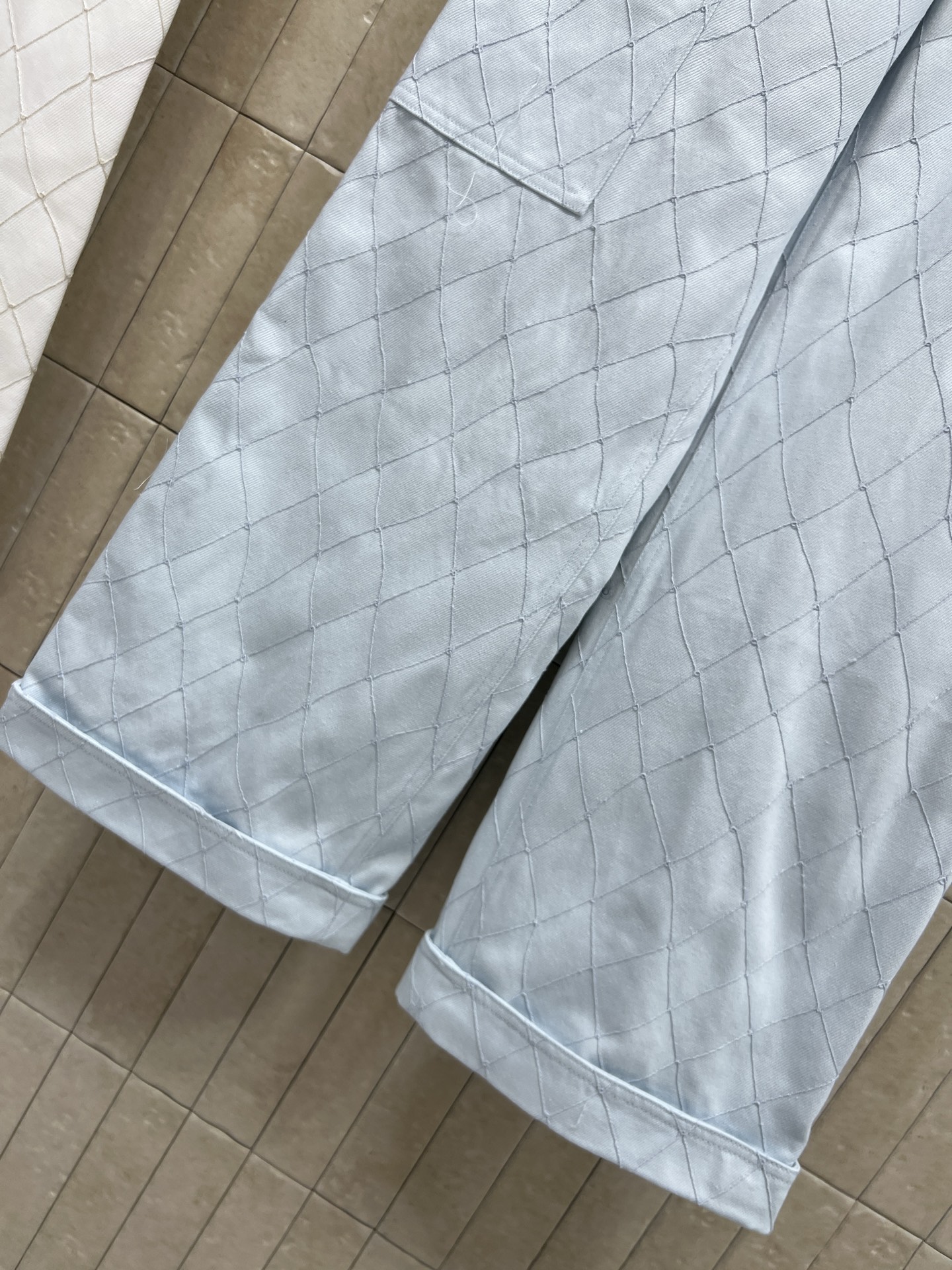 C家 26夏季新款 菱格纹牛仔长裤 垂顺耐磨棉质面料 立体菱格走线 自带设计肌理 双侧工装大口袋 金属扣