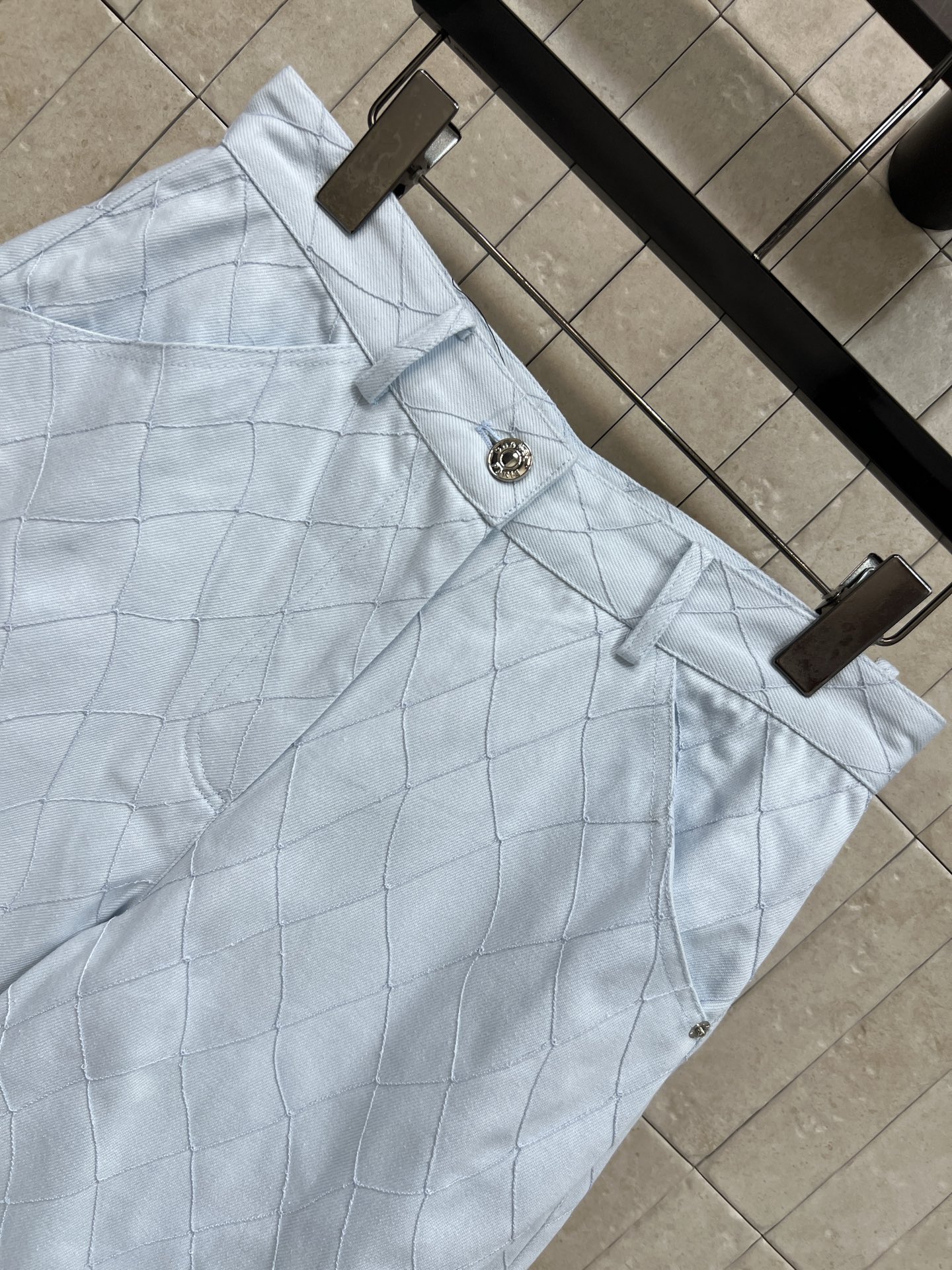 C家 26夏季新款 菱格纹牛仔中裤 垂顺耐磨棉质面料 立体菱格走线 自带设计肌理 高腰+卷边裤脚 复古又