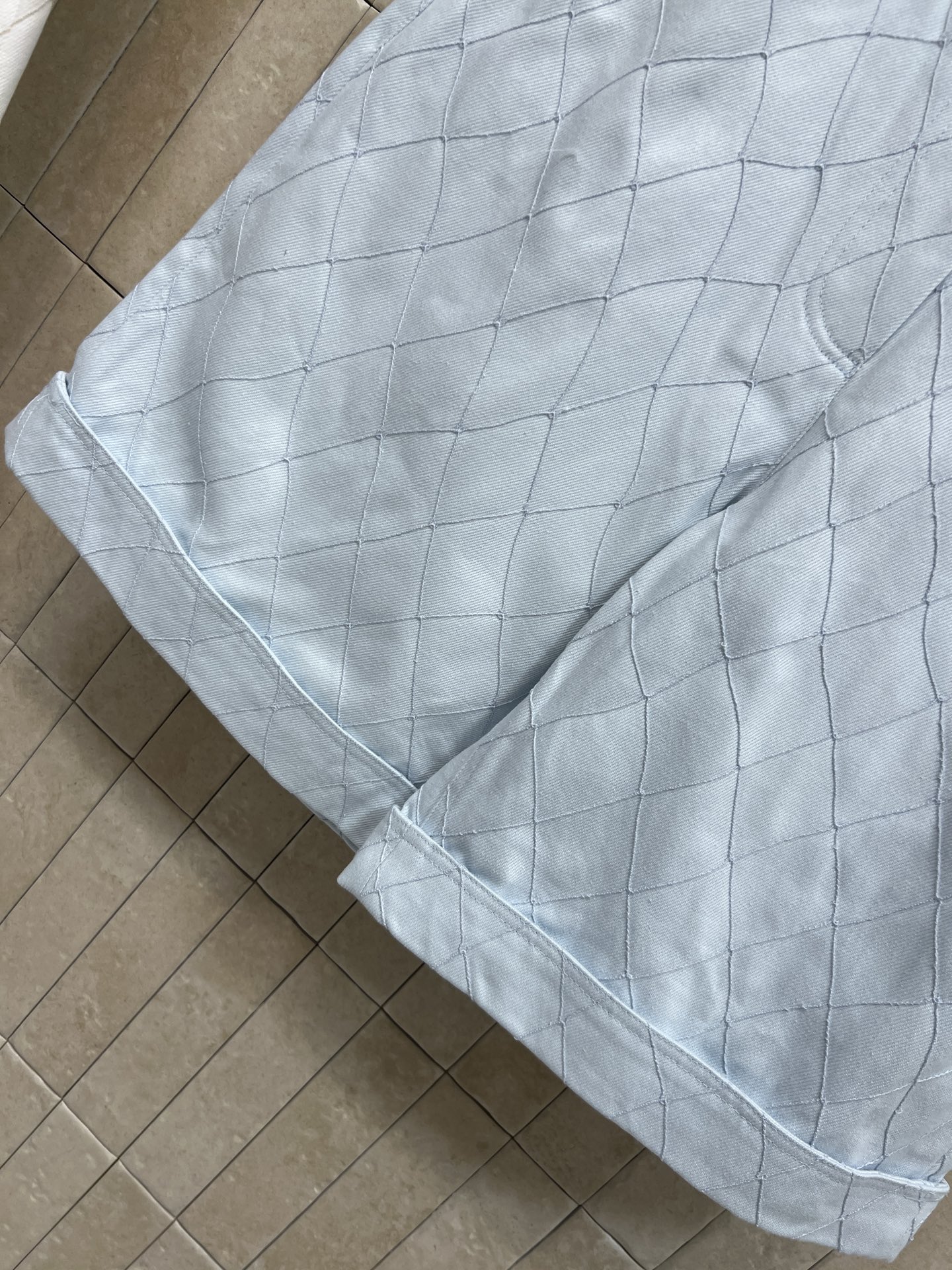 C家 26夏季新款 菱格纹牛仔中裤 垂顺耐磨棉质面料 立体菱格走线 自带设计肌理 高腰+卷边裤脚 复古又