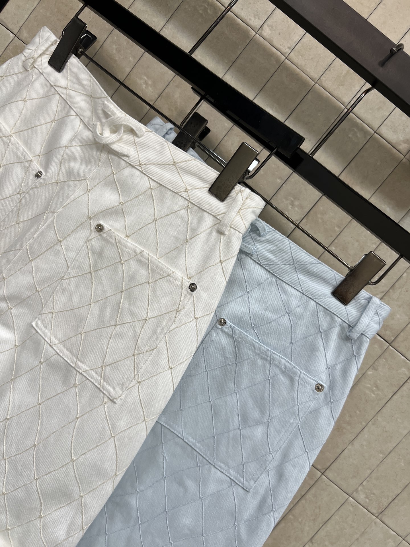 C家 26夏季新款 菱格纹牛仔中裤 垂顺耐磨棉质面料 立体菱格走线 自带设计肌理 高腰+卷边裤脚 复古又
