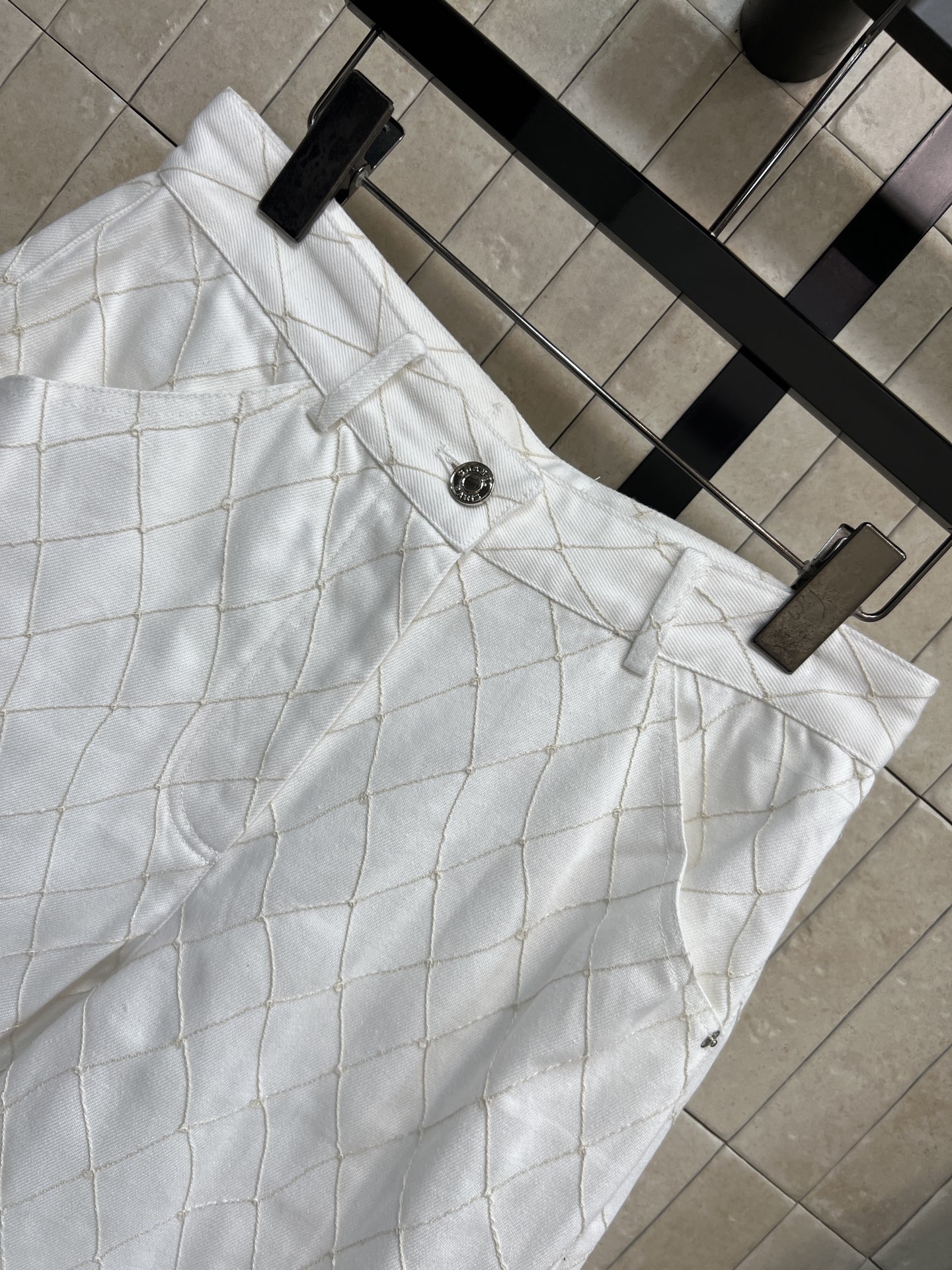 C家 26夏季新款 菱格纹牛仔中裤 垂顺耐磨棉质面料 立体菱格走线 自带设计肌理 高腰+卷边裤脚 复古又