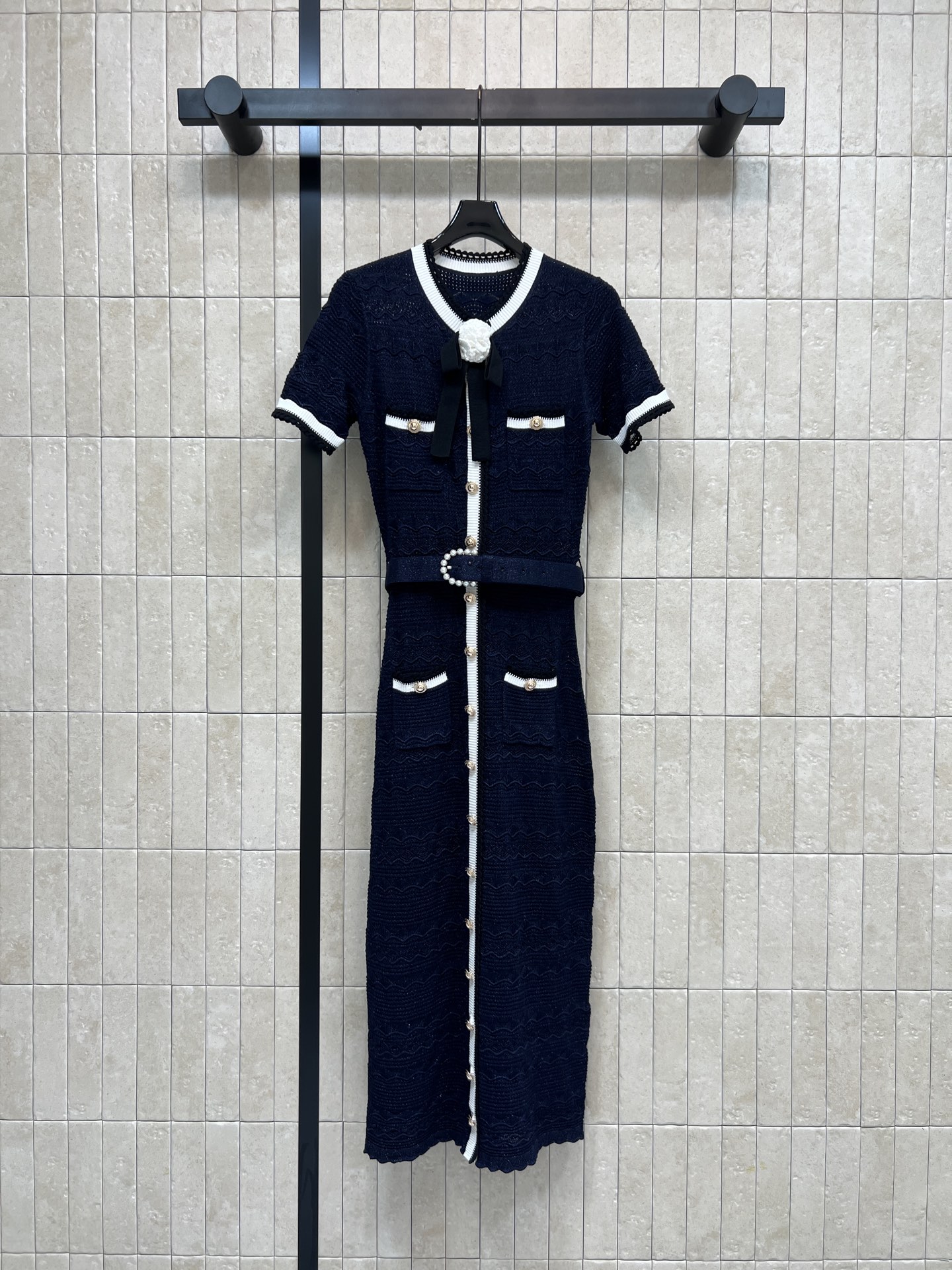 NO:891361,Self's 26 new summer model, long dress with contrasting color knitted dress, collar and cuffs with contrasting color webbing, camellia bow + metal buttons on the chest, retro and exquisite, hides the flesh, slims down and optimizes the figure, straight shoulder, short sleeves, adjustable waistband, refreshing to wear alone, full of atmosphere for daily commuting and dating, three sizes in one color, Size/S-M-L,, fendi, skirts, T-shirt,19860909Self家 26夏季新款 撞色针织连衣长裙 领口跟袖口撞色织带包边 胸前山茶花蝴蝶结+金属纽扣点缀 复古又精致 藏肉显瘦优化身材 正肩短袖直筒版型 腰带可调节 单穿清爽 日常通勤约会氛围感满满 一色三码Size/S-M-L,,fendi,skirts,T-shirt,,Women's clothing