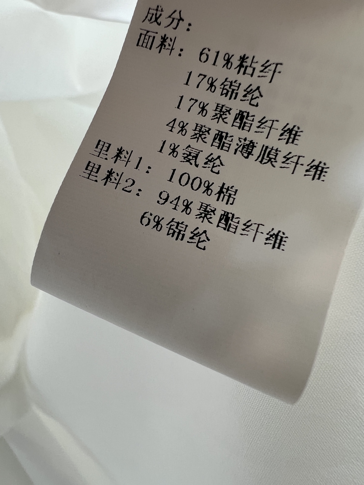 Self家 26夏季新款 撞色拼接针织连衣裙 上身为镂空针织 透气肌理精致 黑边包边V领线条 双假口袋搭