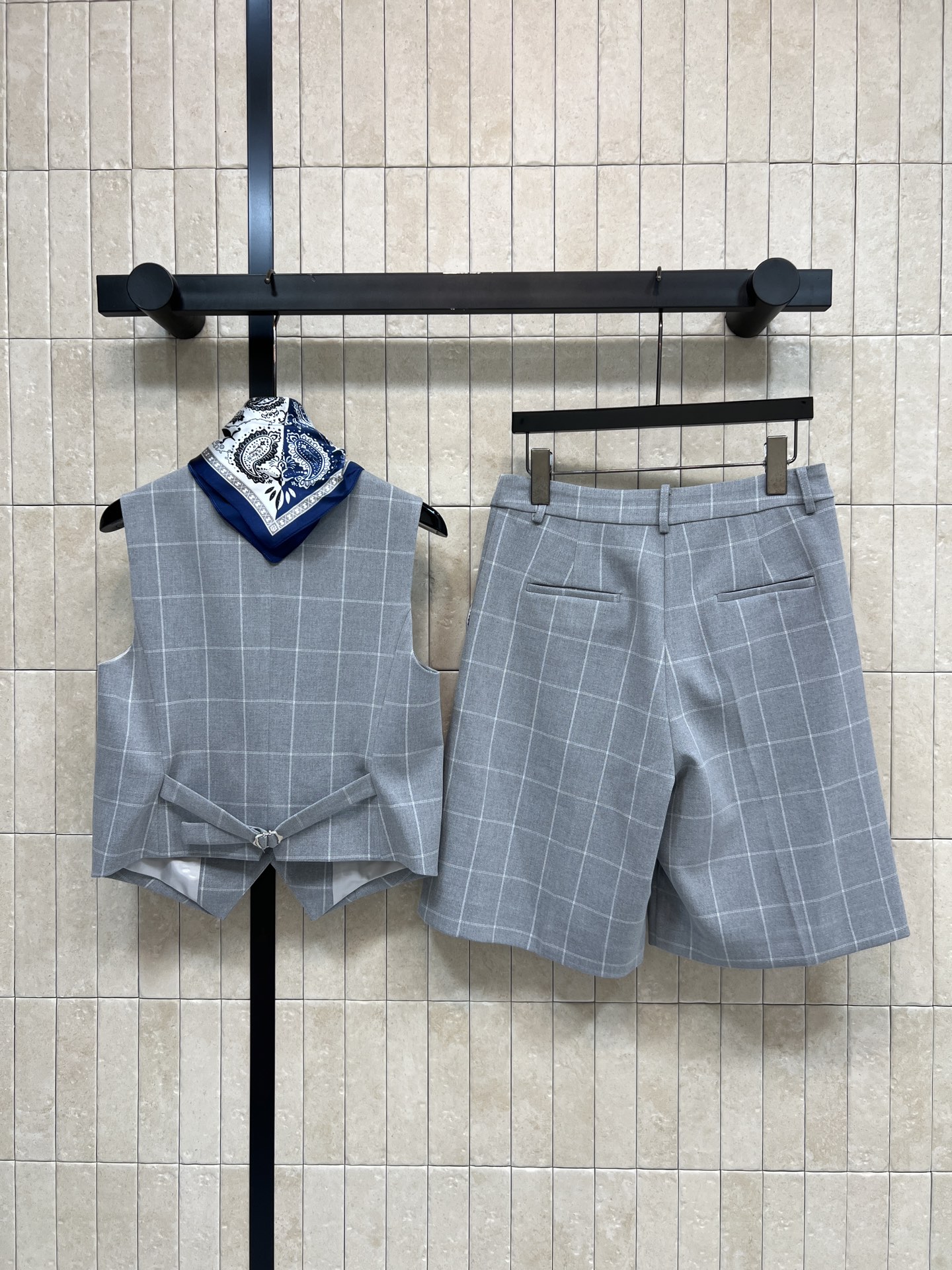 26夏季新款 灰色格纹套装 无袖V领上衣+高腰短裤 V领收腰马甲 搭配印花丝巾 金扣精致利落 内衬顺滑 