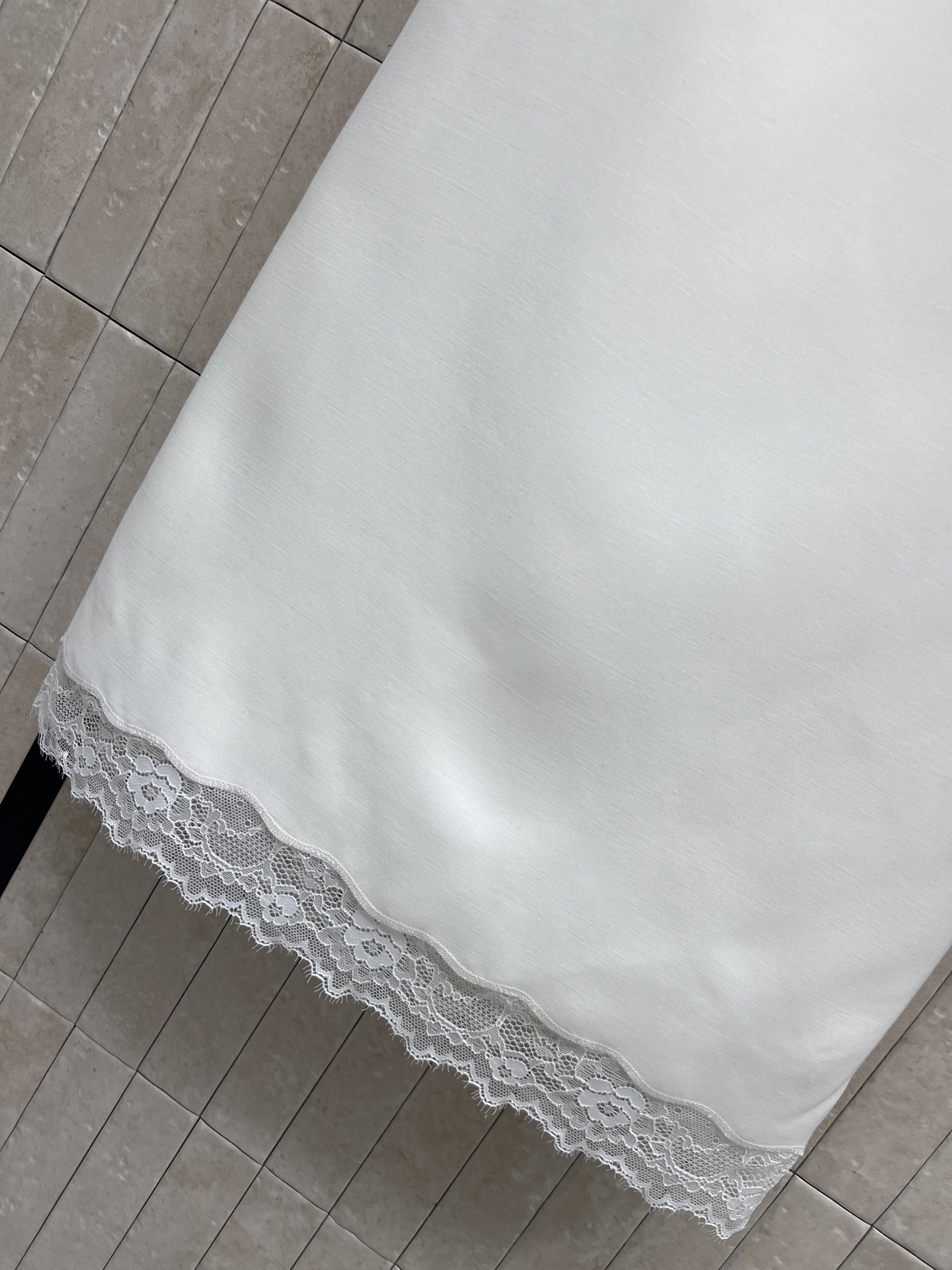 D家 26夏季新款 黑色直筒半裙 面料垂坠感和光泽感不沉闷 高腰直筒版型 修饰腰线 藏肉显瘦  下摆蕾丝