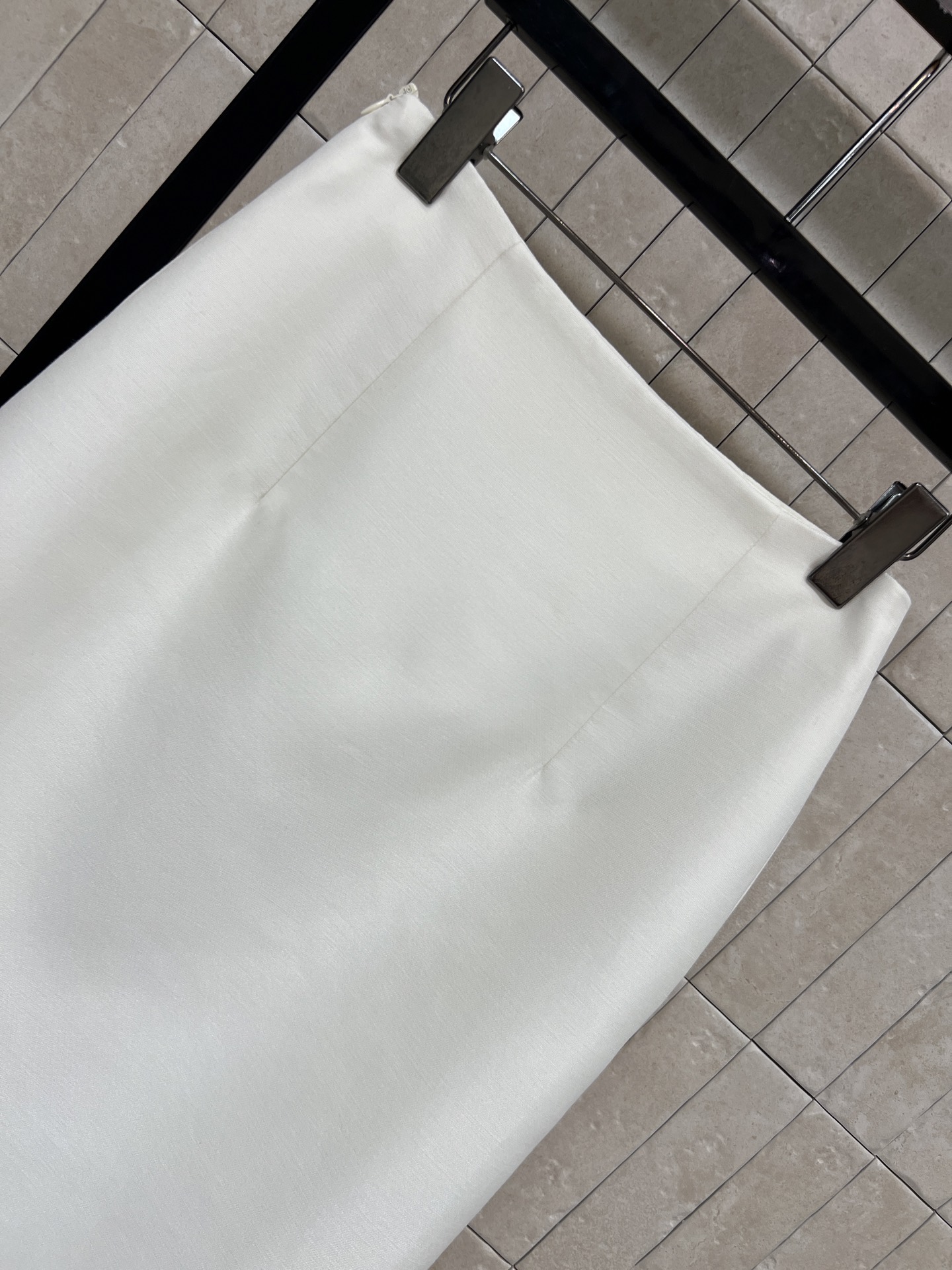 D家 26夏季新款 黑色直筒半裙 面料垂坠感和光泽感不沉闷 高腰直筒版型 修饰腰线 藏肉显瘦  下摆蕾丝