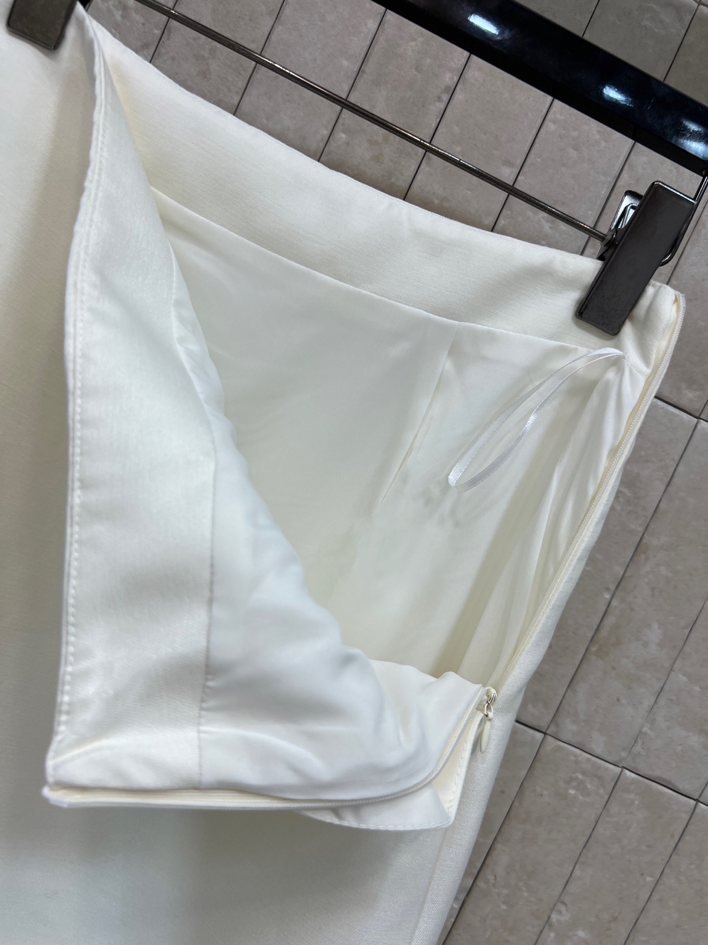 D家 26夏季新款 黑色直筒半裙 面料垂坠感和光泽感不沉闷 高腰直筒版型 修饰腰线 藏肉显瘦  下摆蕾丝