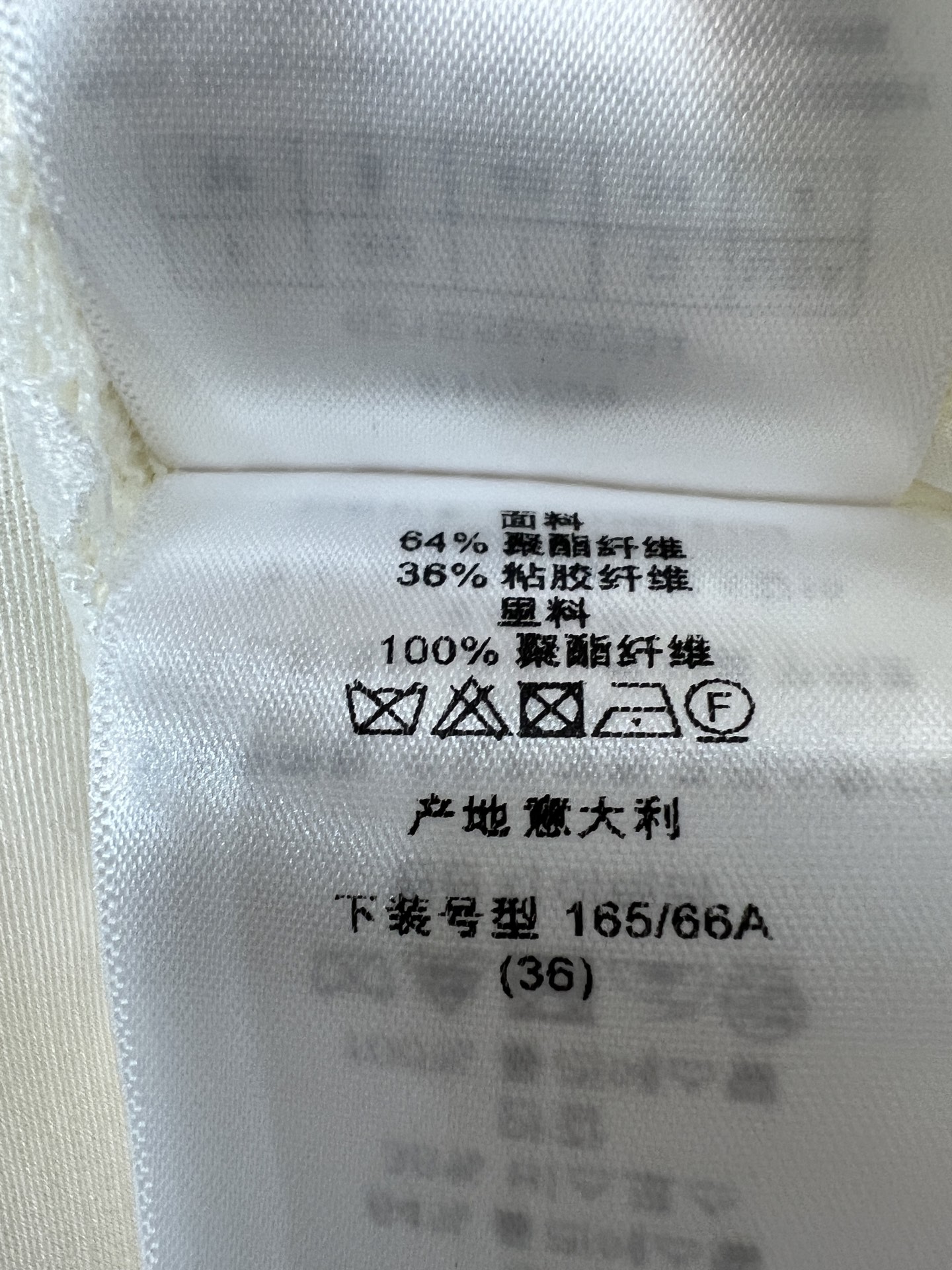 D家 26夏季新款 黑色直筒半裙 面料垂坠感和光泽感不沉闷 高腰直筒版型 修饰腰线 藏肉显瘦  下摆蕾丝
