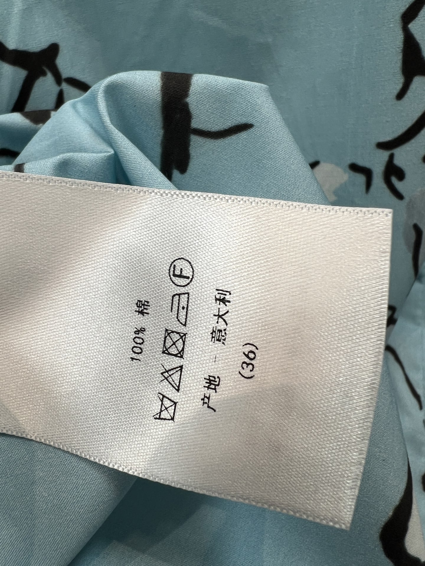 D家 26夏季新款 蓝色印花短袖衬衫 采用棉质面料立领+黑色滚边细节精致 黑色线条人物图案 艺术感满满 