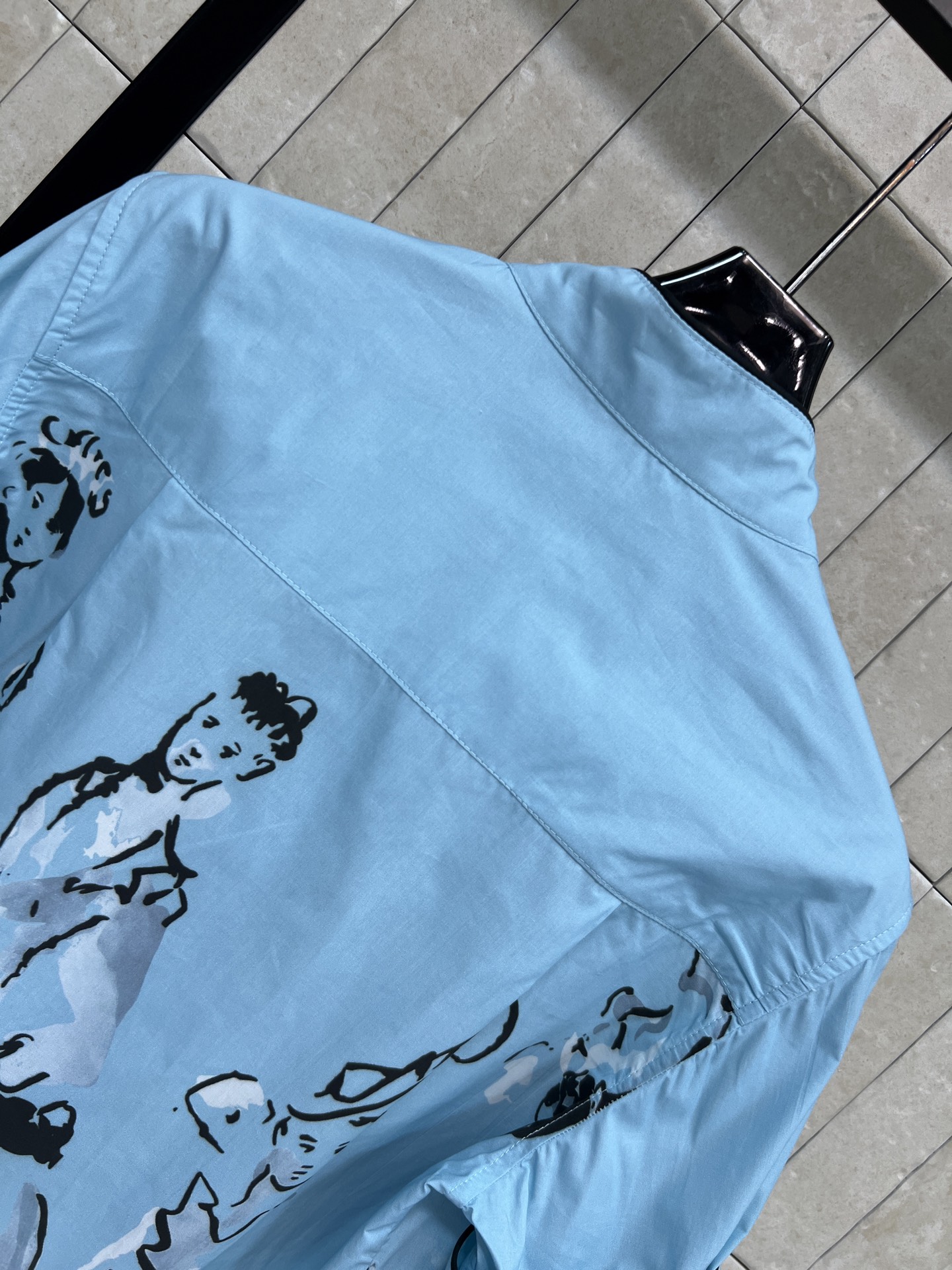 D家 26夏季新款 蓝色印花短袖衬衫 采用棉质面料立领+黑色滚边细节精致 黑色线条人物图案 艺术感满满 