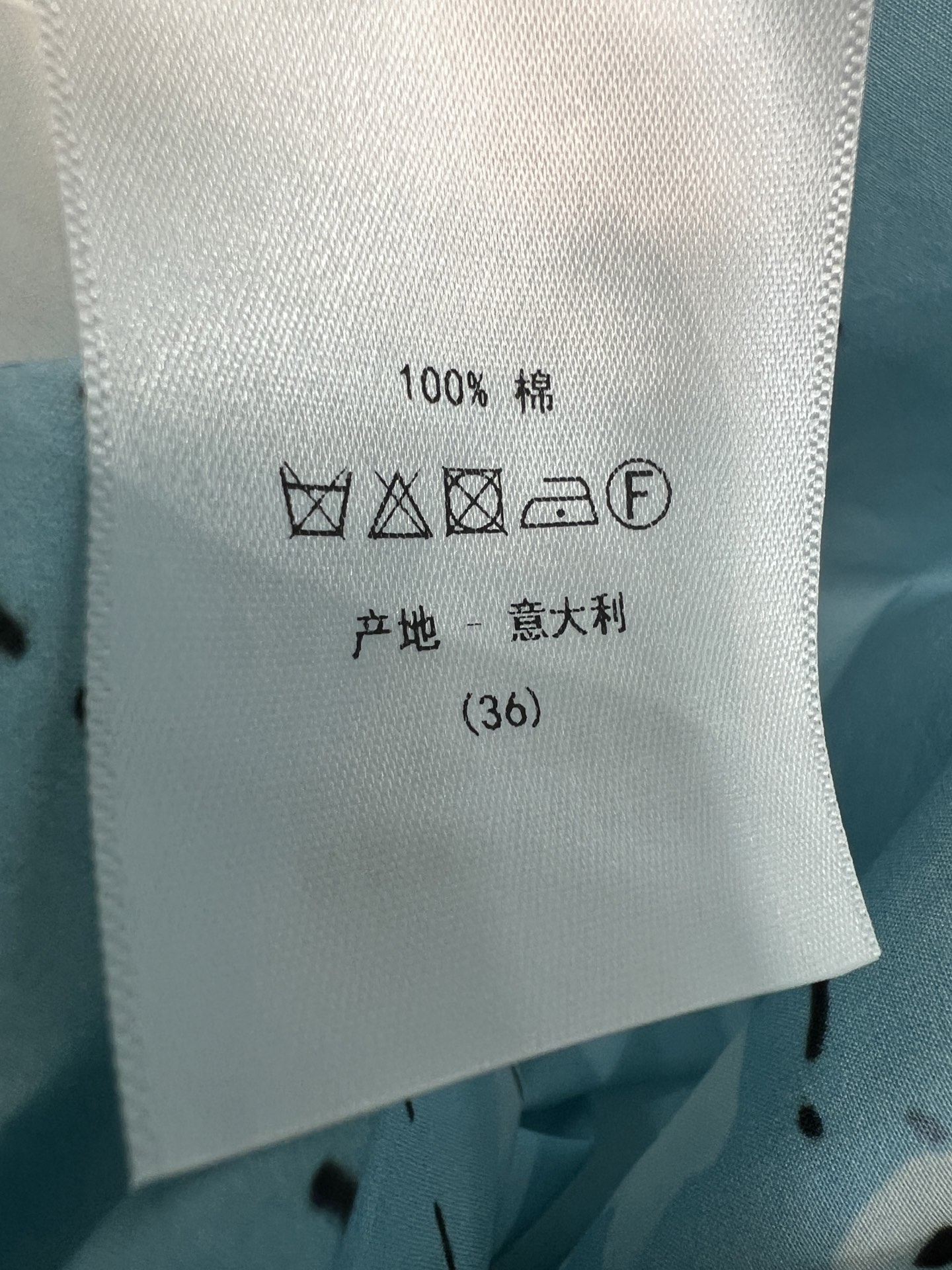 D家 26夏季新款 蓝色印花半裙 采用棉质面料轻薄透气 下摆手绘人物图案 A字裙摆 长度适中 春夏穿超飘