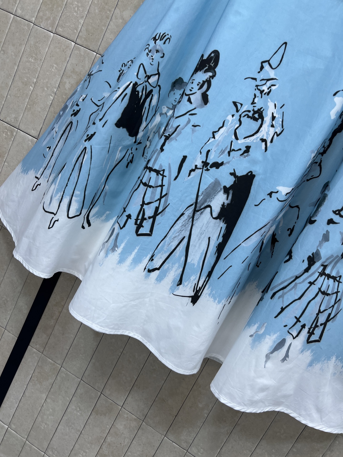 D家 26夏季新款 蓝色印花半裙 采用棉质面料轻薄透气 下摆手绘人物图案 A字裙摆 长度适中 春夏穿超飘