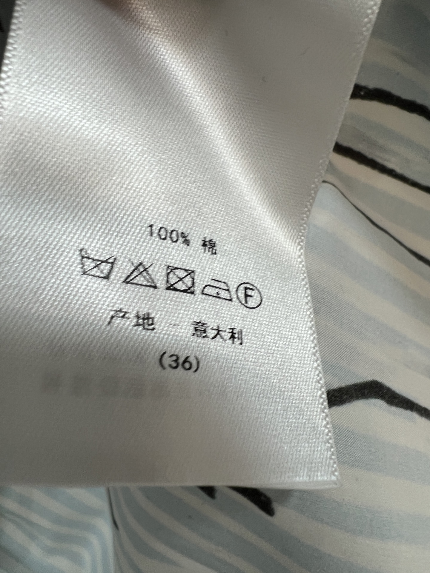 D家 26夏季新款 条纹印花连衣裙 采用棉质面料 蓝白竖条纹+黑色滚边 清新优雅又有法式复古感 裙摆荷叶